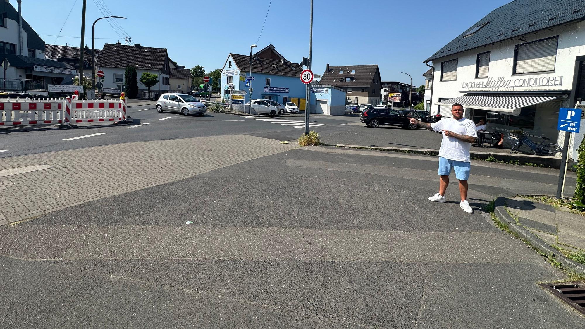 Verkehrsversuch Niederkassel, Bäckermeister Jan Müller hat Umsatzverluste von 40 Prozent. "Morgens ist der Laden leer, weil keine Pendler mehr kommen."