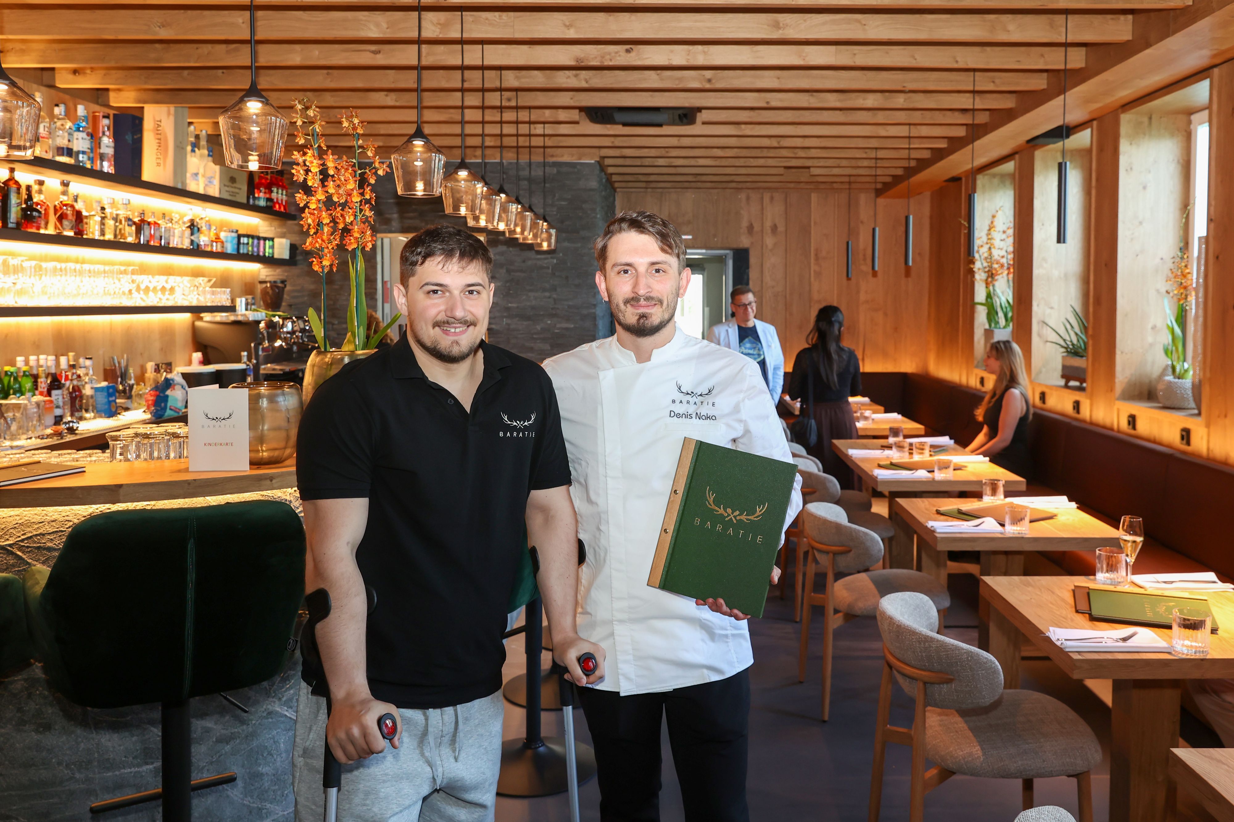 Inhaber Alexander Portz (l.) und Chefkoch Denis Naka im neu gestalteten Restaurant.