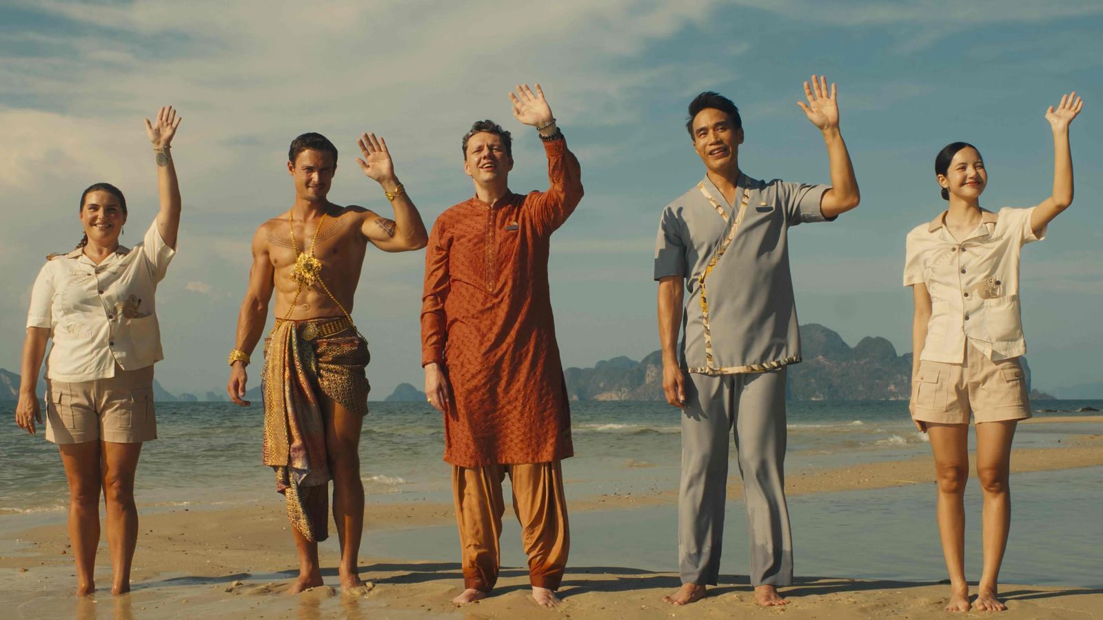 In der dritten Staffel des Serienhits „The White Lotus“ spielte Christian Friedel (Mitte) einen Hotelmanager mit deutschen Wurzeln.  (Bild: © Home Box Office, Inc. All rights reserved.)