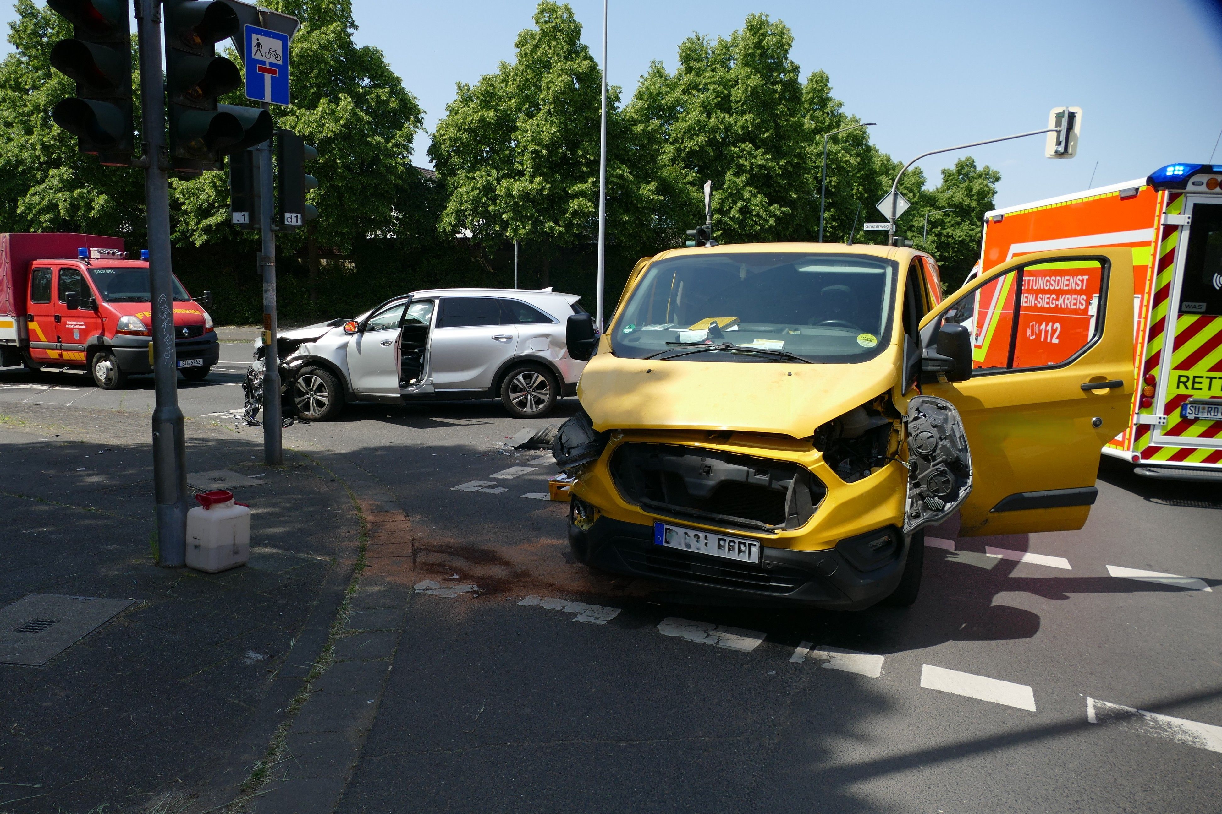 Beschädigte Autos an einer Unfallstelle.