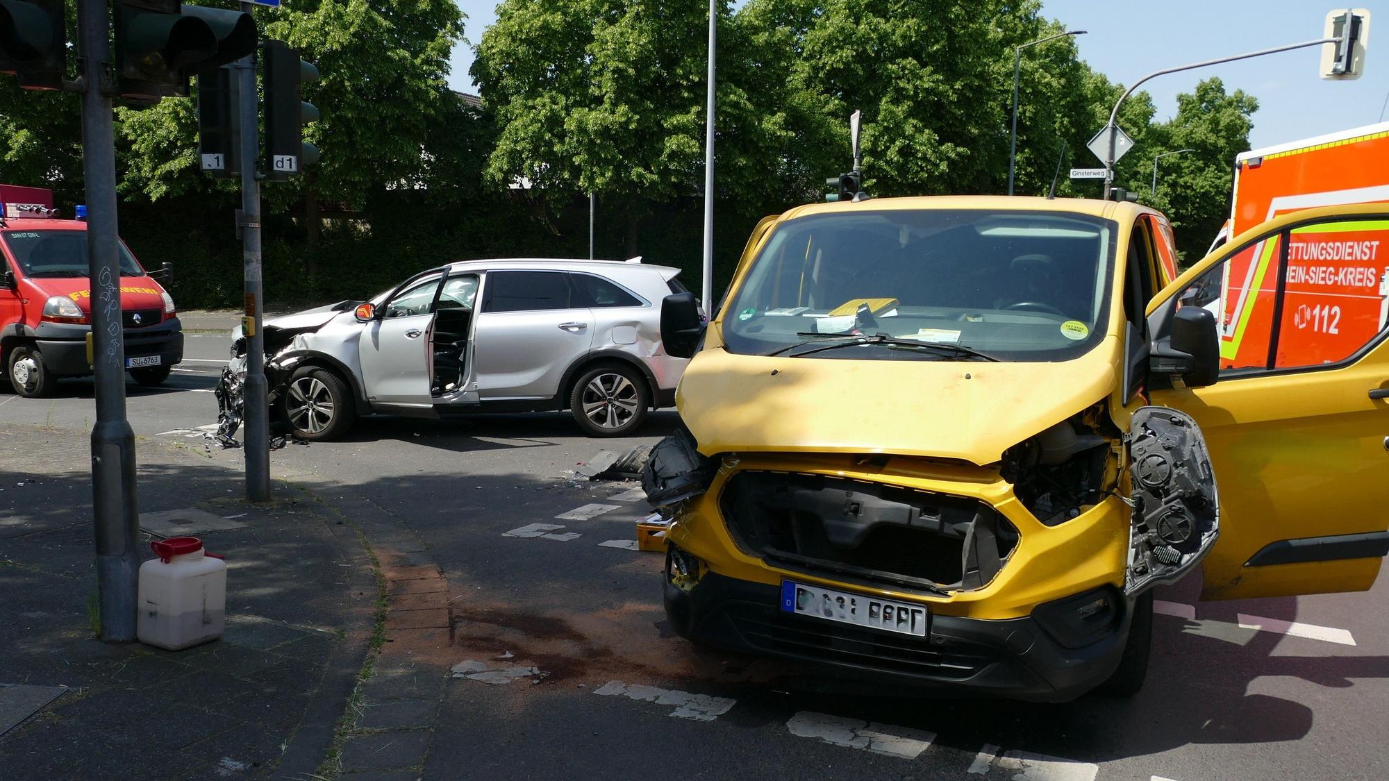 Beschädigte Autos an einer Unfallstelle.