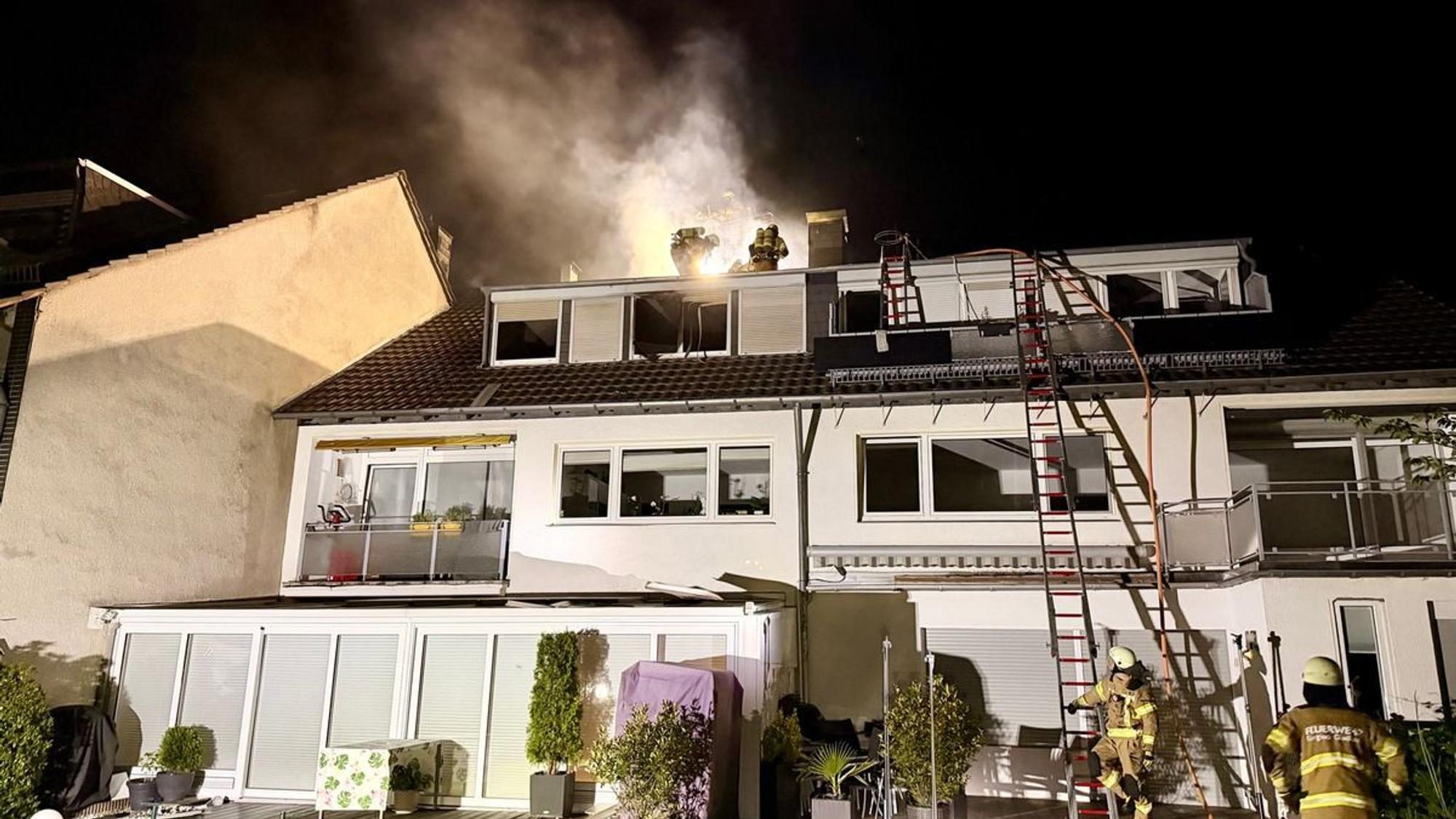 Der Dachstuhl eines Mehrfamilienhauses in Bergisch Gladbach steht in Flammen.