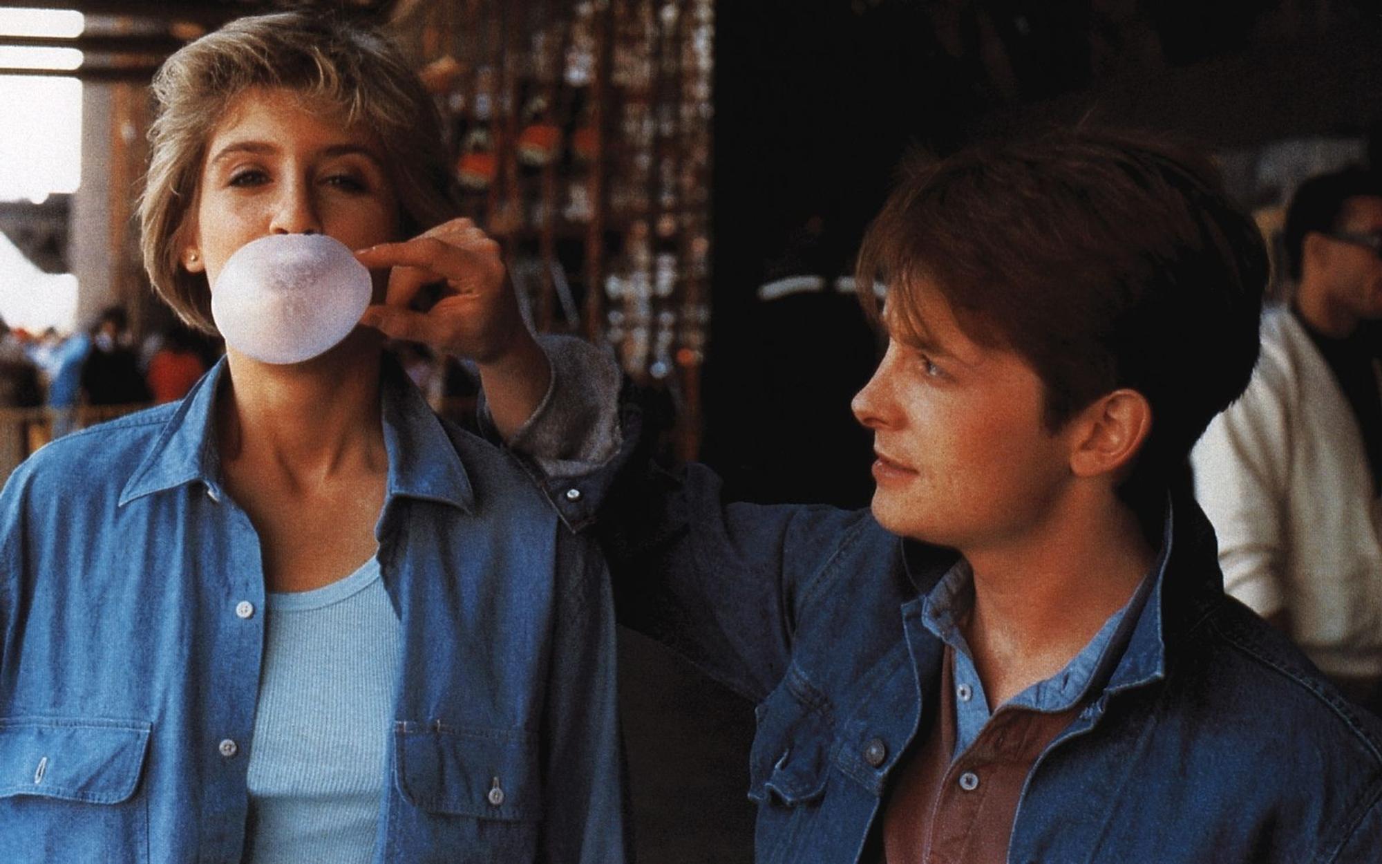 Mit viel Ehrgeiz und unkonventionellen Methoden macht Brantley (Michael J. Fox) Karriere in einem großen Konzern und gewinnt das Herz von Christy (Helen Slater). (Bild: teleschau / Archiv)
