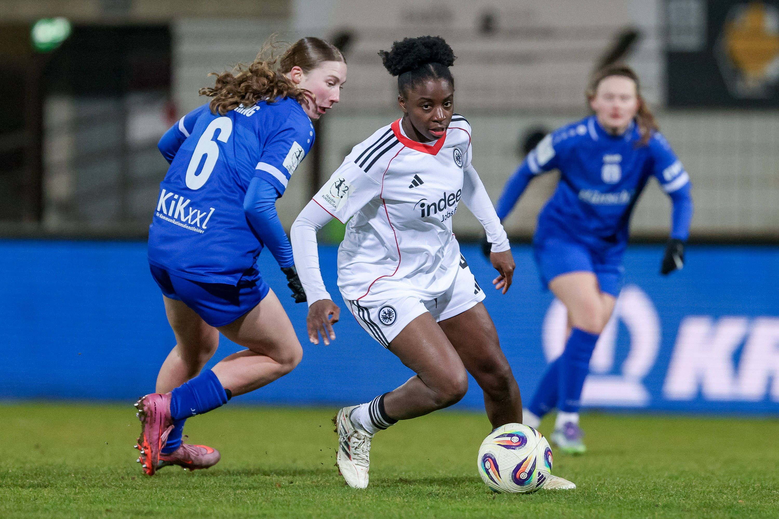 v.li.: Laura Bröring SV Meppen, 6 und Emily Wallrabenstein Eintracht Frankfurt II, 4 im Zweikampf, Duell, Dynamik, Aktion, Action, Spielszene, DIE DFB-RICHTLINIEN UNTERSAGEN JEGLICHE NUTZUNG VON FOTOS ALS SEQUENZBILDER UND/ODER VIDEOÄHNLICHE FOTOSTRECKEN. DFB REGULATIONS PROHIBIT ANY USE OF PHOTOGRAPHS AS IMAGE SEQUENCES AND/OR QUASI-VIDEO., 18.02.2026, Meppen Deutschland, Fussball, 2. Frauen-Bundesliga, SV Meppen - Eintracht Frankfurt II *** from left Laura Bröring SV Meppen, 6 and Emily Wallrabenstein Eintracht Frankfurt II, 4 in a duel, dynamic, action, action, game scene, THE DFB REGULATIONS PROHIBIT ANY USE OF PHOTOGRAPHS AS IMAGE SEQUENCES AND OR QUASI VIDEO , 18 02 2026, Meppen Germany , Football, 2 Womens Bundesliga, SV Meppen Eintracht Frankfurt II xobx