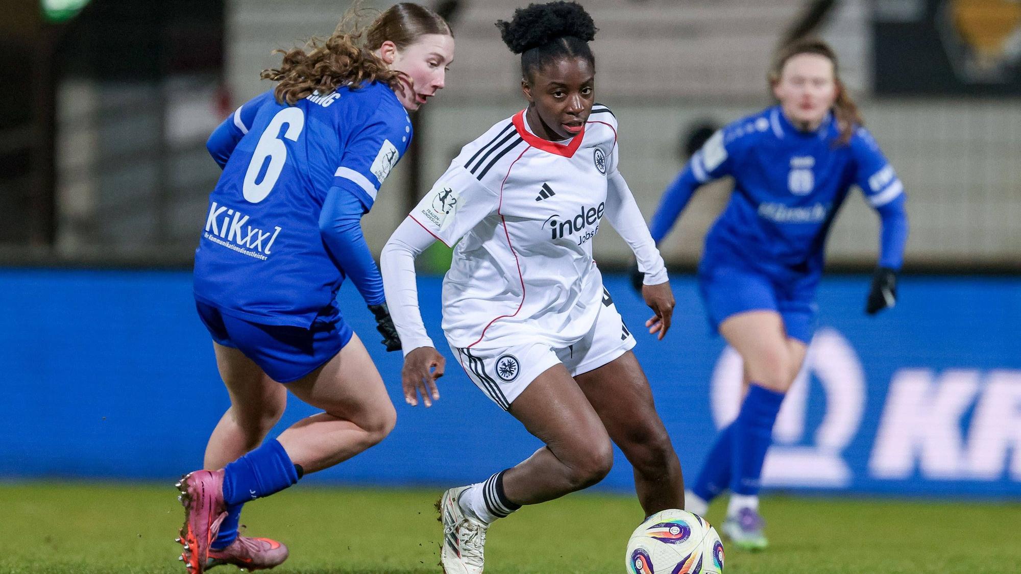 v.li.: Laura Bröring SV Meppen, 6 und Emily Wallrabenstein Eintracht Frankfurt II, 4 im Zweikampf, Duell, Dynamik, Aktion, Action, Spielszene, DIE DFB-RICHTLINIEN UNTERSAGEN JEGLICHE NUTZUNG VON FOTOS ALS SEQUENZBILDER UND/ODER VIDEOÄHNLICHE FOTOSTRECKEN. DFB REGULATIONS PROHIBIT ANY USE OF PHOTOGRAPHS AS IMAGE SEQUENCES AND/OR QUASI-VIDEO., 18.02.2026, Meppen Deutschland, Fussball, 2. Frauen-Bundesliga, SV Meppen - Eintracht Frankfurt II *** from left Laura Bröring SV Meppen, 6 and Emily Wallrabenstein Eintracht Frankfurt II, 4 in a duel, dynamic, action, action, game scene, THE DFB REGULATIONS PROHIBIT ANY USE OF PHOTOGRAPHS AS IMAGE SEQUENCES AND OR QUASI VIDEO , 18 02 2026, Meppen Germany , Football, 2 Womens Bundesliga, SV Meppen Eintracht Frankfurt II xobx