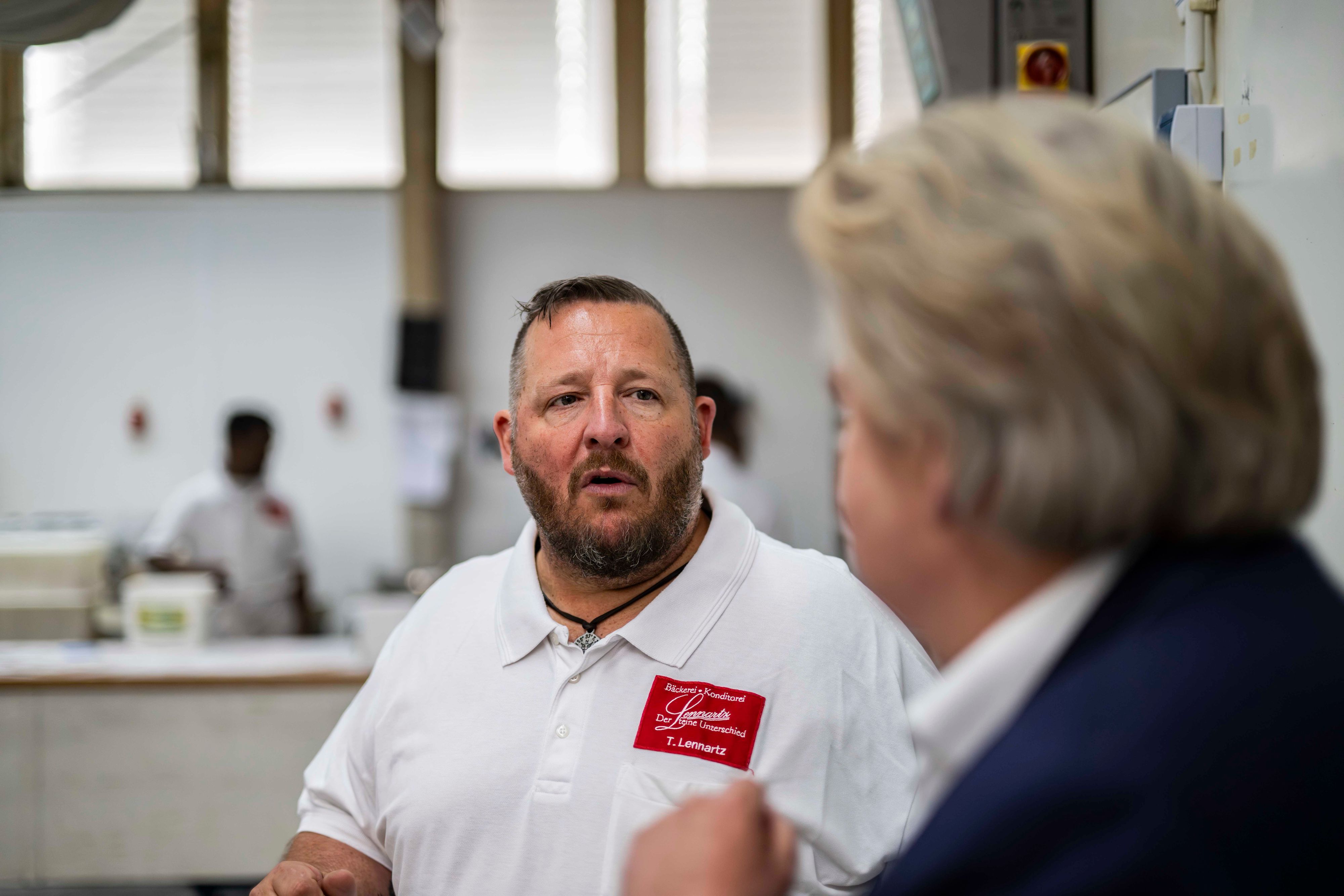 Das Bild zeigt den Chef der Bäckerei im Gespräch mit Klaus Voussem.