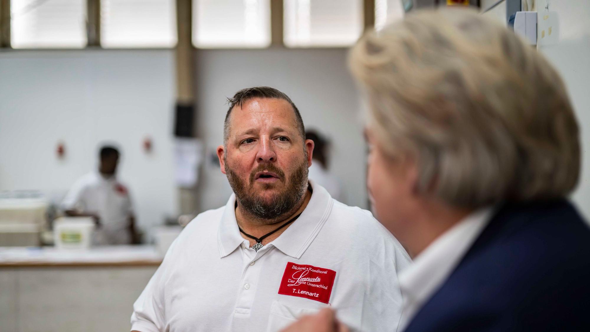 Das Bild zeigt den Chef der Bäckerei im Gespräch mit Klaus Voussem.