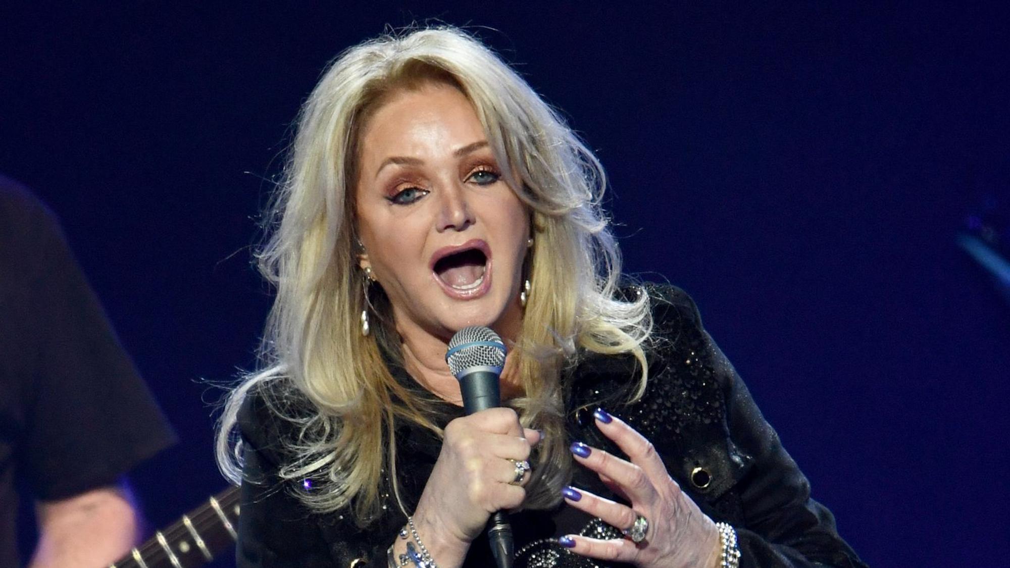 Nach einer Darm-Operation musste Bonnie Tyler in ein künstliches Koma versetzt werden. Wann sie wieder auf einer Bühne stehen kann, ist unklar. (Bild: Getty Images / Gareth Cattermole)