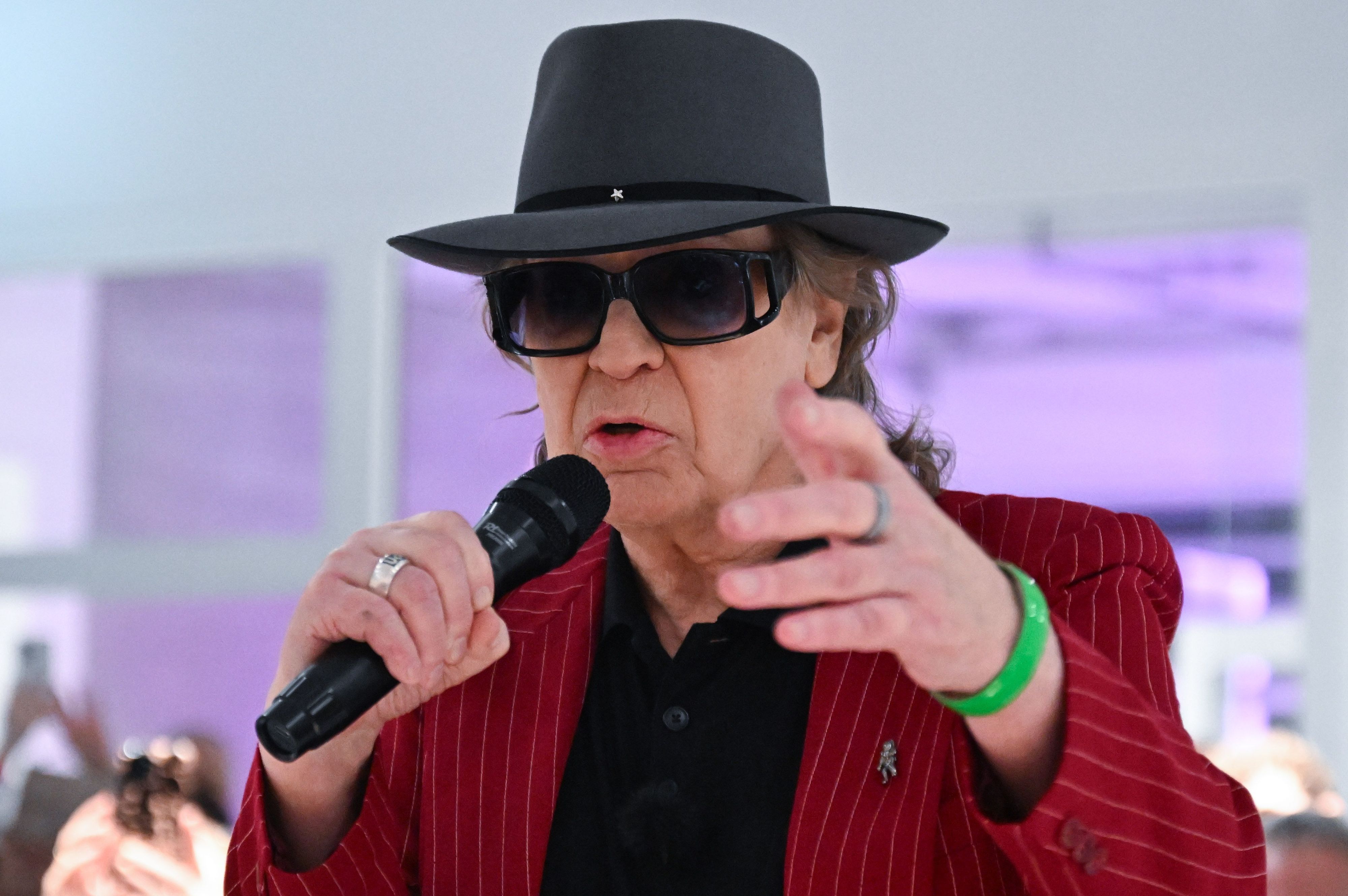 Der Sänger und Maler Udo Lindenberg hält bei der Vernissage für eine Ausstellung mit seinen Bildern im Neuen Kunstmuseum Tübingen eine Rede.