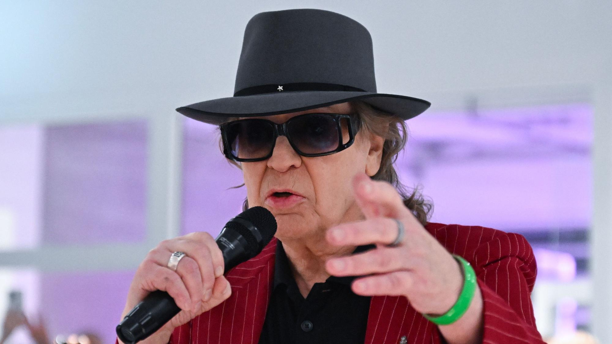 Der Sänger und Maler Udo Lindenberg hält bei der Vernissage für eine Ausstellung mit seinen Bildern im Neuen Kunstmuseum Tübingen eine Rede.