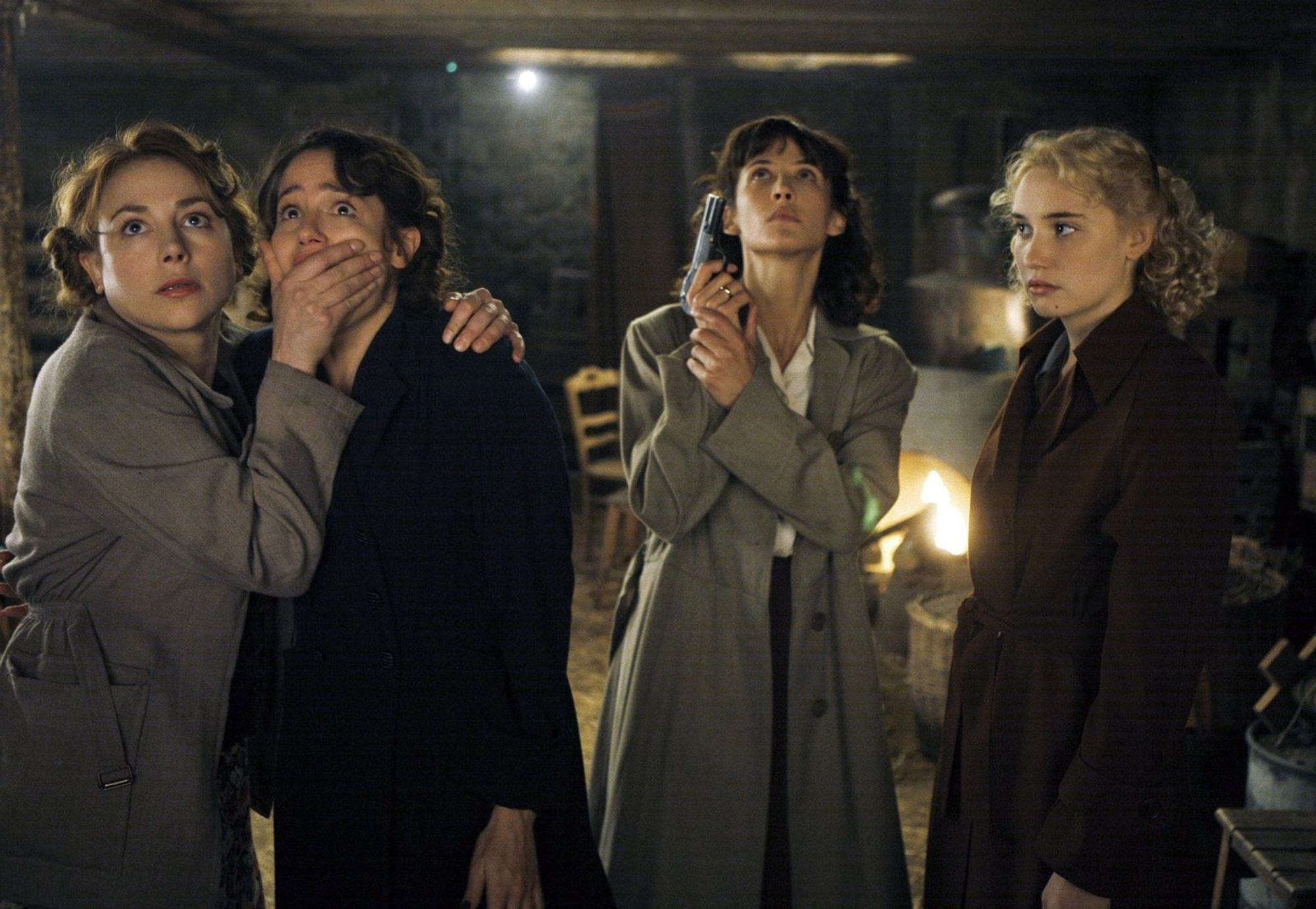Den „Female Agents“ ist der Feind auf die Schliche gekommen, von links: Jeanne Faussier (Julie Depardieu), Maria Luzzato (Maya Sansa), Louise Desfontaines (Sophie Marceau) und Suzy Desprez (Marie Gillain). (Bild: Bayerischer Rundfunk / ARD Degeto)