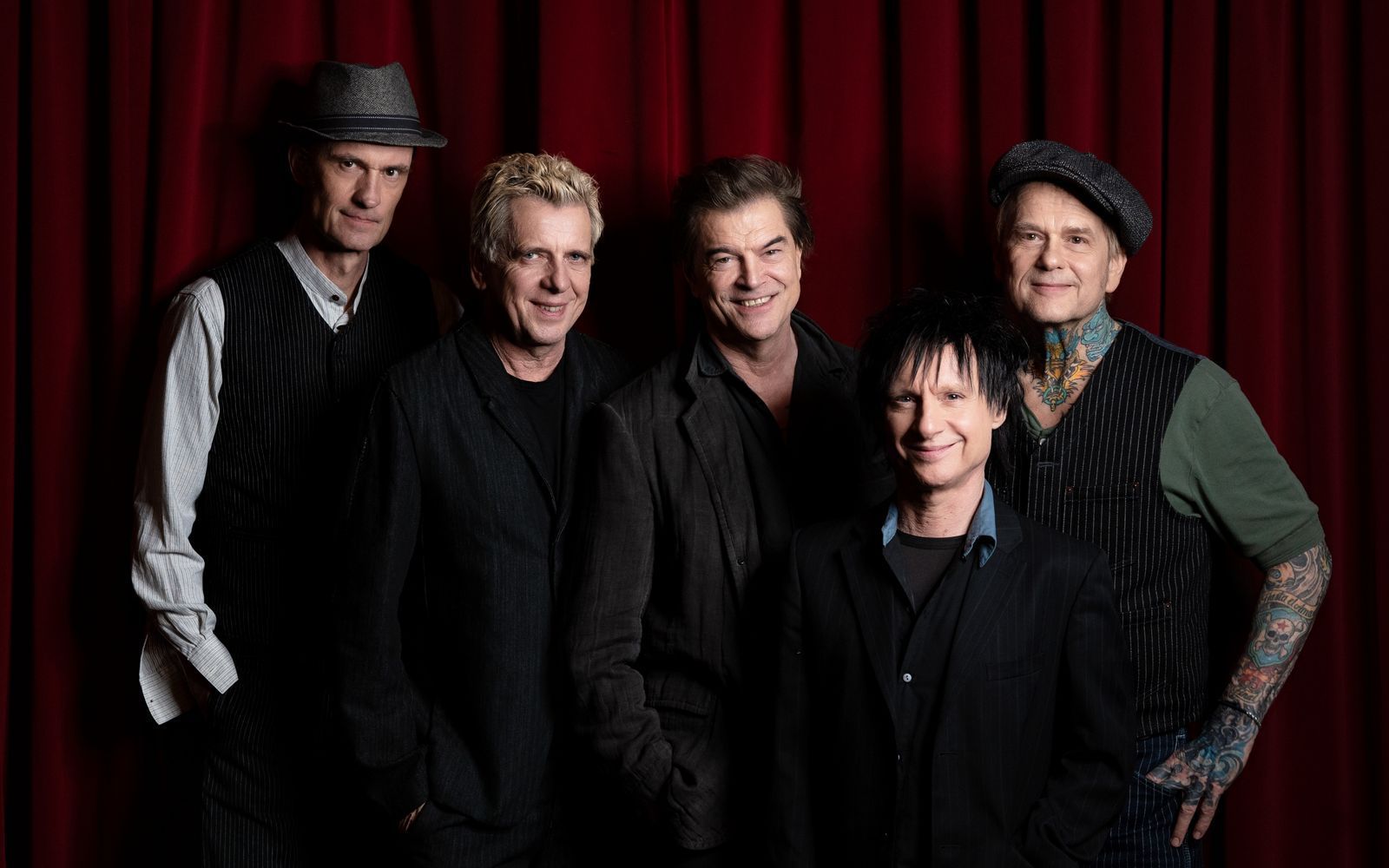 Die Toten Hosen veröffentlichen ihr letztes reguläres Studioalbum „Trink aus, wir müssen gehen!“. Ergänzt wird es durch das umfangreiche Bonusalbum „Alles muss raus!“, auf dem die Hosen gemeinsam mit zahlreichen Künstlerinnen und Künstlern 25 Songs aufgenommen haben, die ihnen viel bedeuten.  (Bild: Donata Wenders)