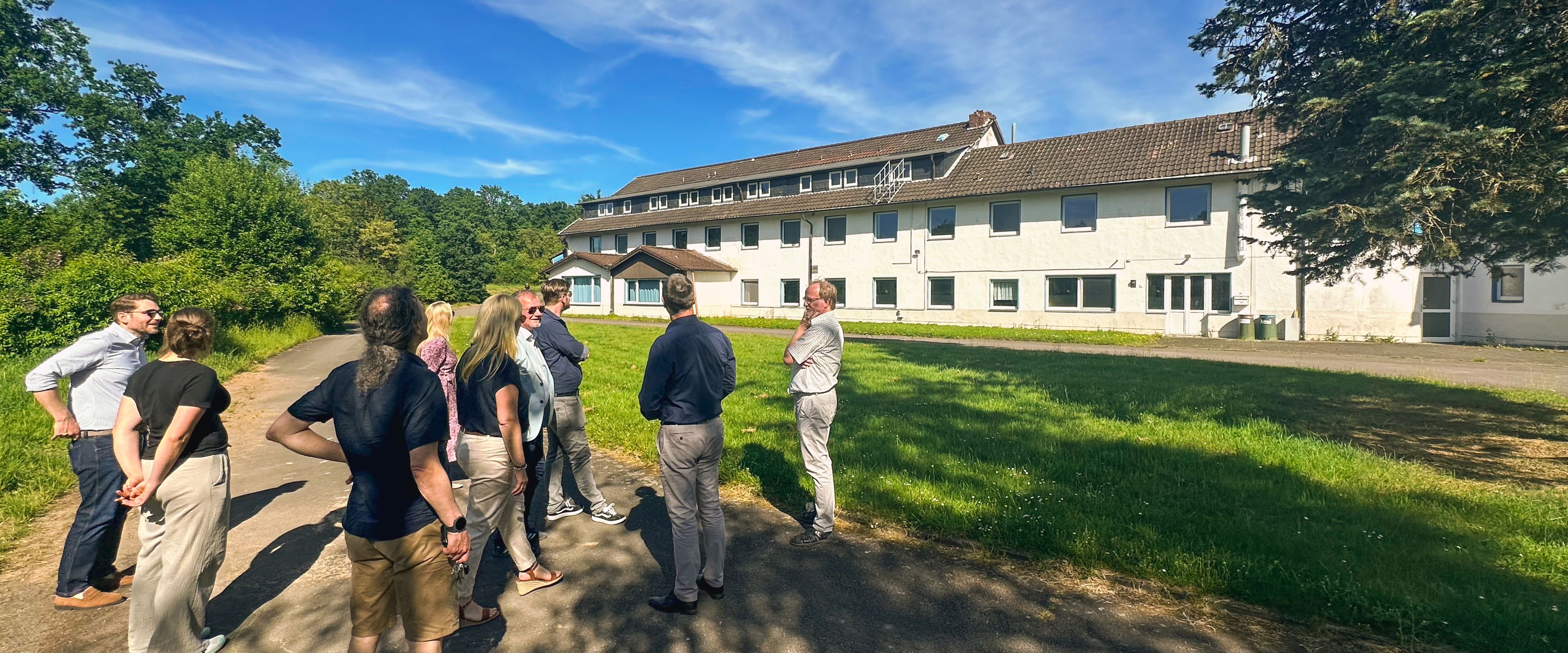 Die Politiker vor dem Schullandheim.