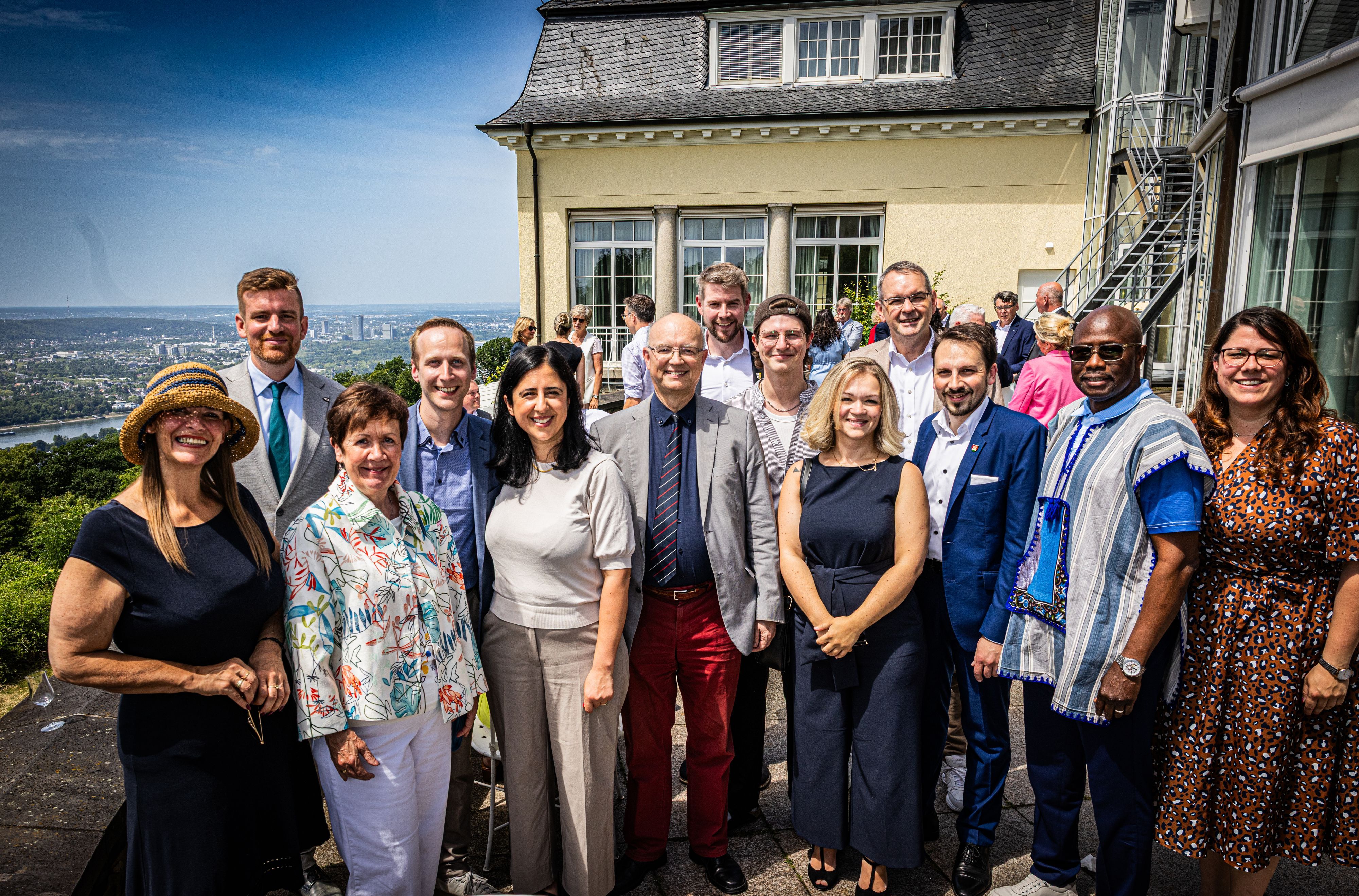 Gruppenbild auf einer Terrasse.