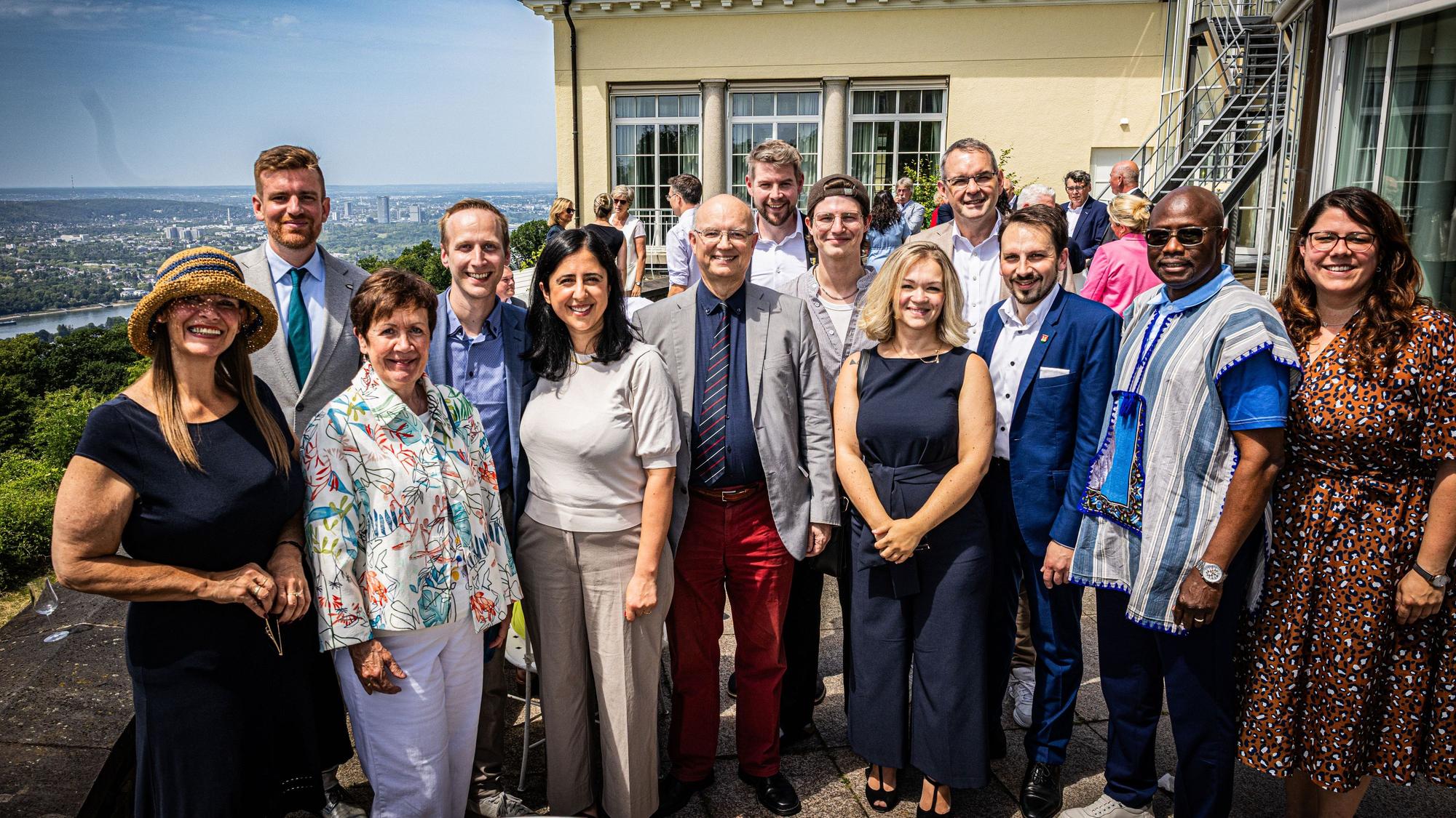 Gruppenbild auf einer Terrasse.