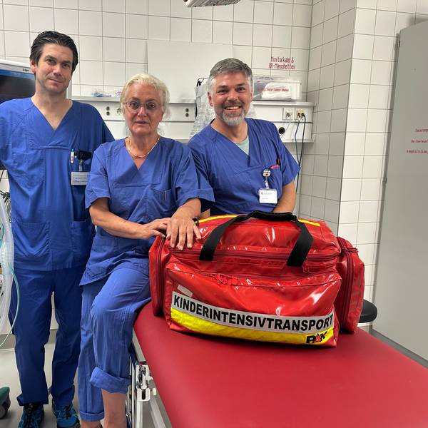 In der Intensivstation der Asklepios-Kinderklinik in Sankt Augustin: Beatrix Wiebe (Transplantationsbeaftragte) mit den beiden Oberärzten Valentin Oellers (l.) und Florian Otte (r.).