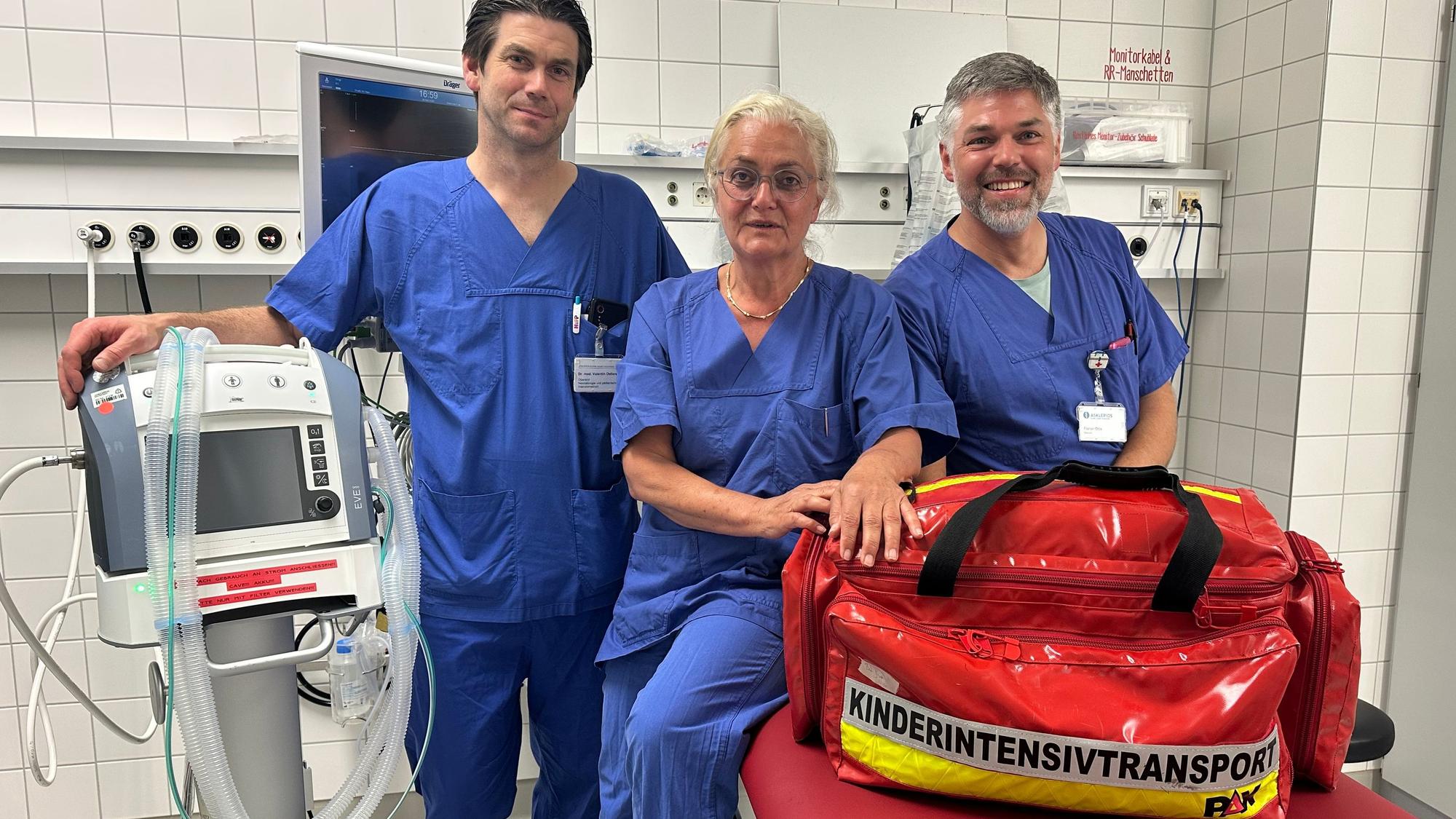 In der Intensivstation der Asklepios-Kinderklinik in Sankt Augustin: Beatrix Wiebe (Transplantationsbeaftragte) mit den beiden Oberärzten Valentin Oellers (l.) und Florian Otte (r.).