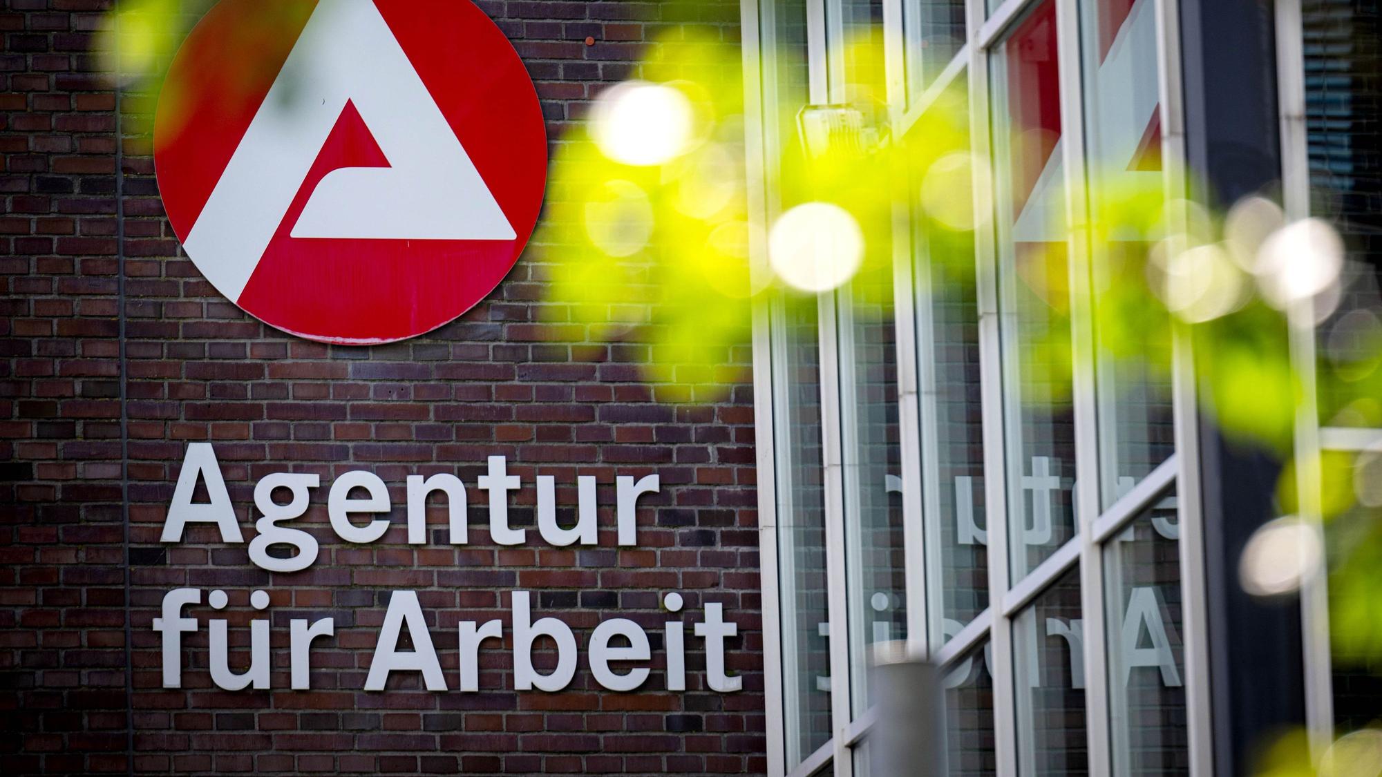 Der Schriftzug «Agentur für Arbeit» hängt an einem Gebäude.