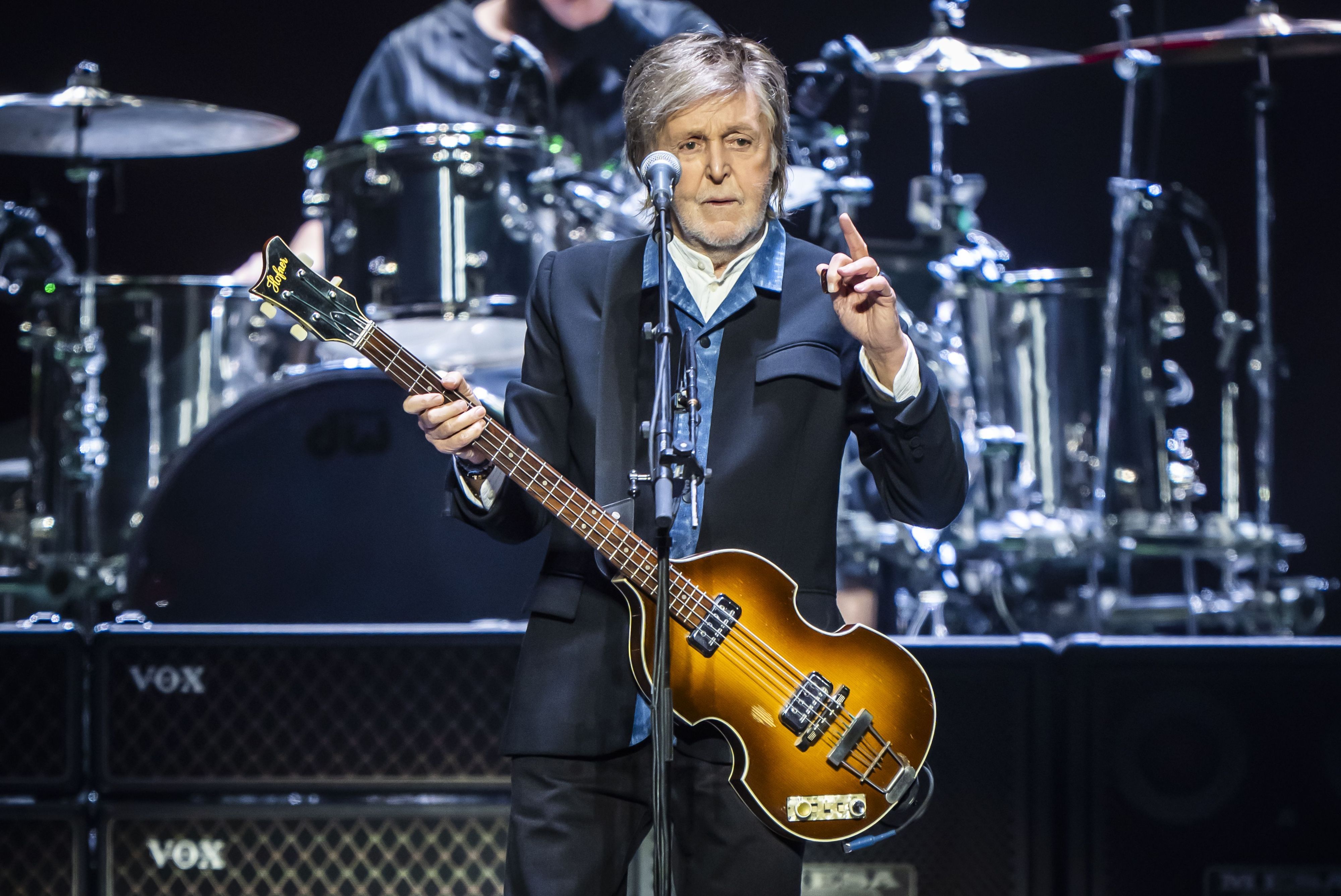 ARCHIV - 14.12.2024, Großbritannien, Manchester: Sir Paul McCartney auf der Bühne des Co-op Live in Manchester während seiner Got Back Tour.