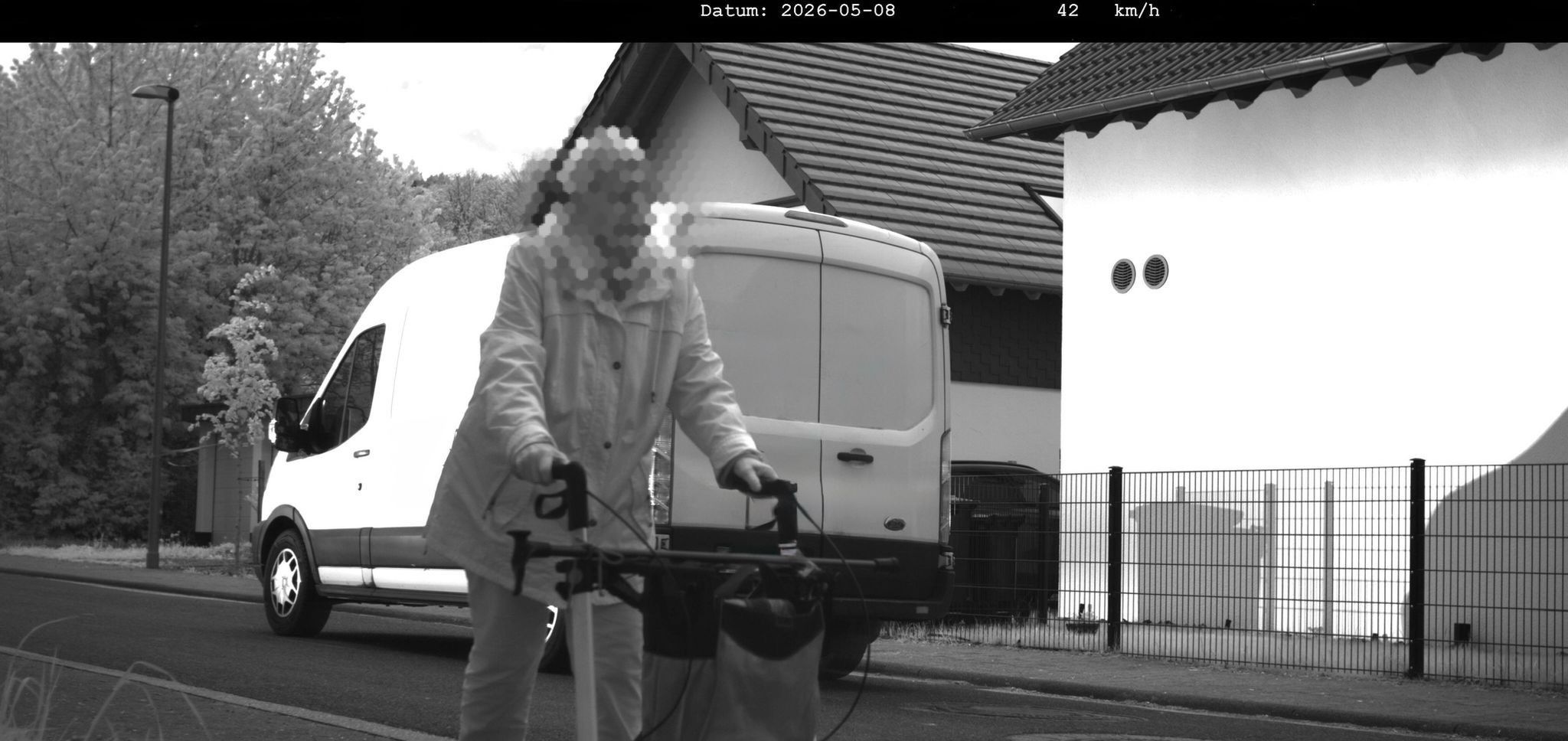 Frau mit Rollator von Polizei geblitzt