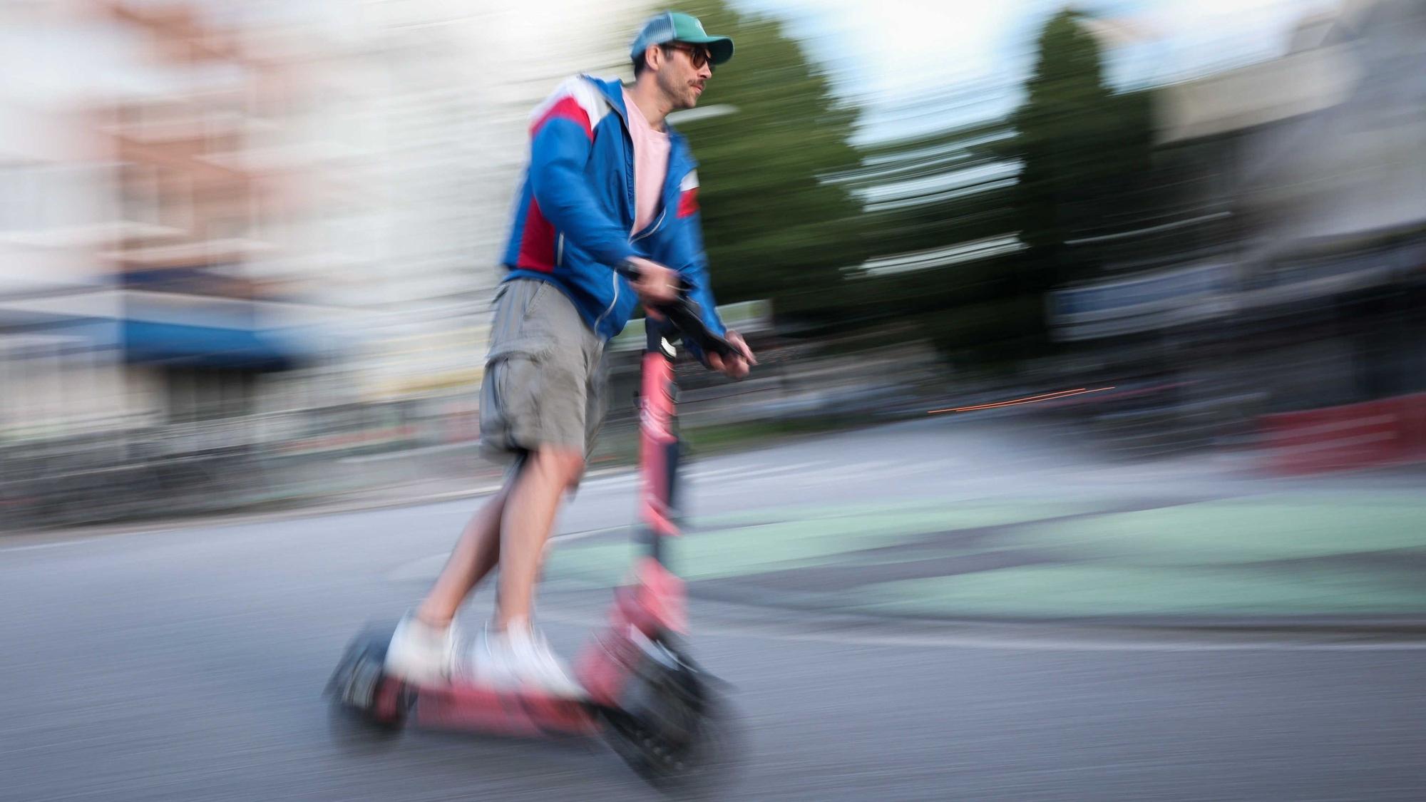 Das Bild zeigt einen E-Scooter-Fahrer.