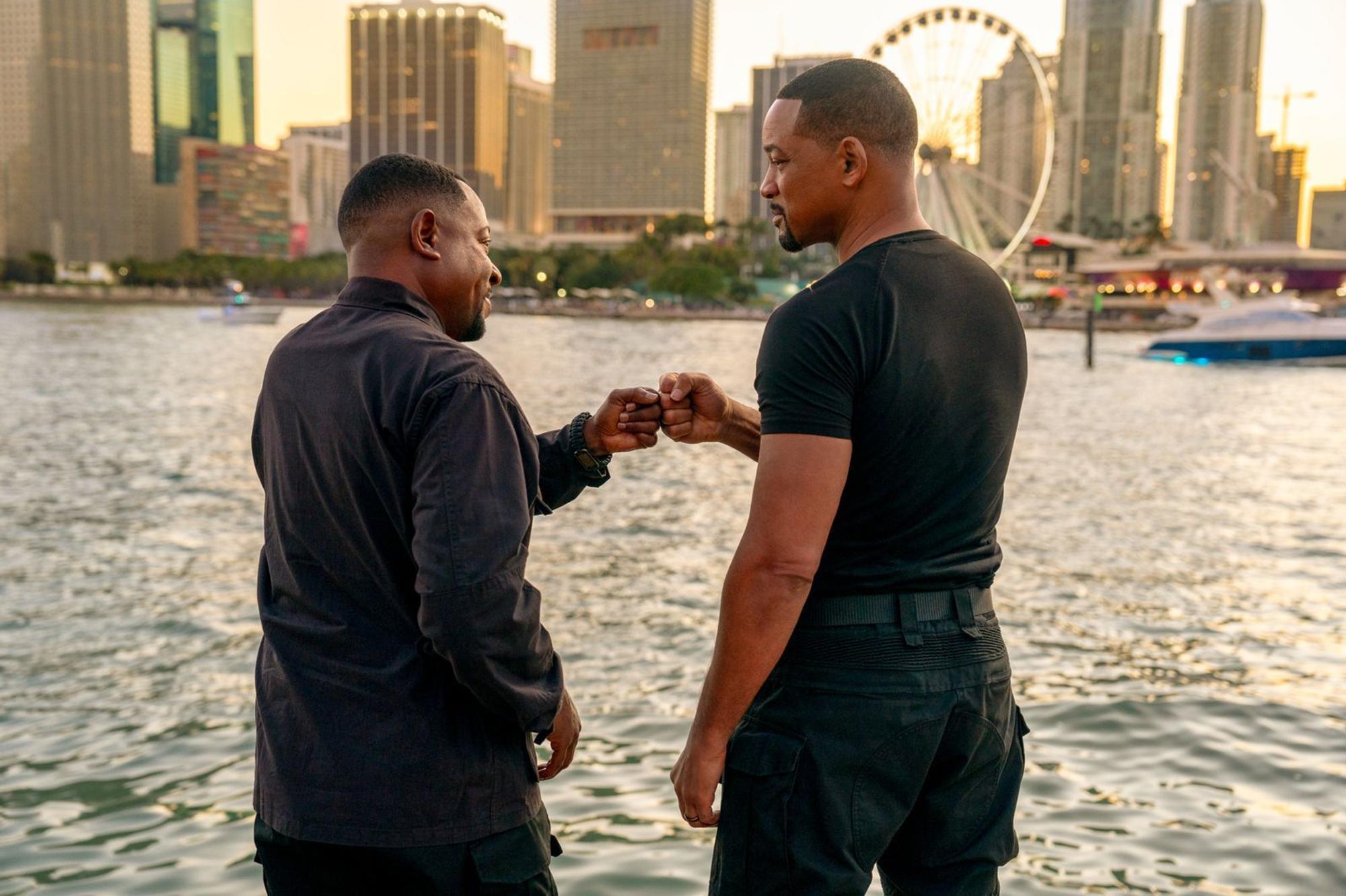 Normalerweise jagen Marcus (Martin Lawrence, links) und Mike (Will Smith) die bösen Buben, in „Bad Boys: Ride or Die“ sind sie plötzlich selbst auf der Flucht vor der Polizei. (Bild: 2024 CTMG, Inc. / SONY PICTURES ENTERTAINMENT / Plaion Pictures)