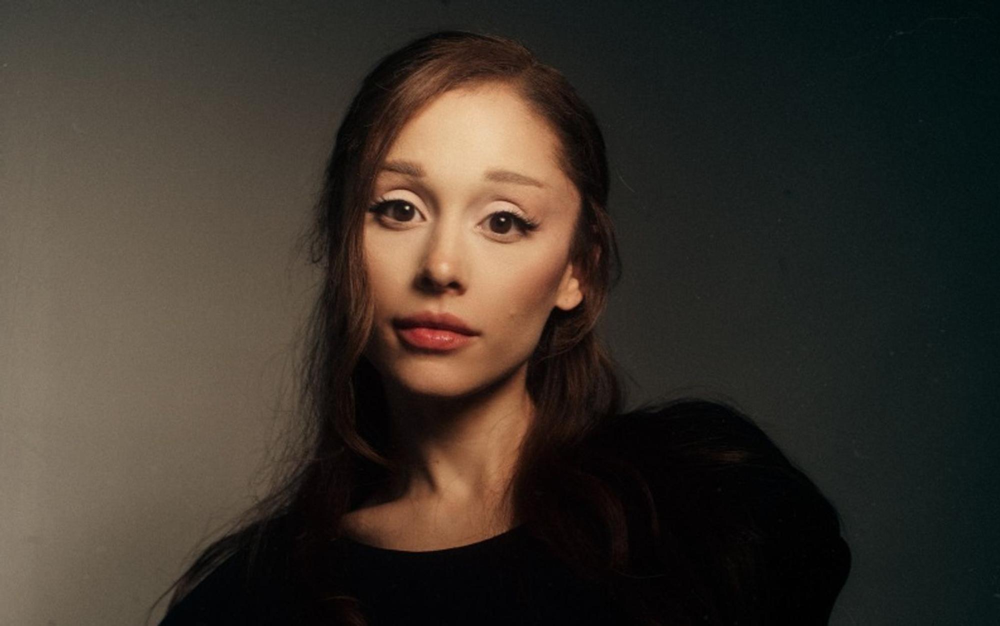 Ariana Grande präsentiert sich optisch ganz neu - und musikalisch? Auf „Hate That I Made You Love Me“, der ersten Single zu ihrem nächsten Album, singt die Grammy-Gewinnerin von Blumen, die sich aus einem Grab winden. (Bild: Katia Temkin)