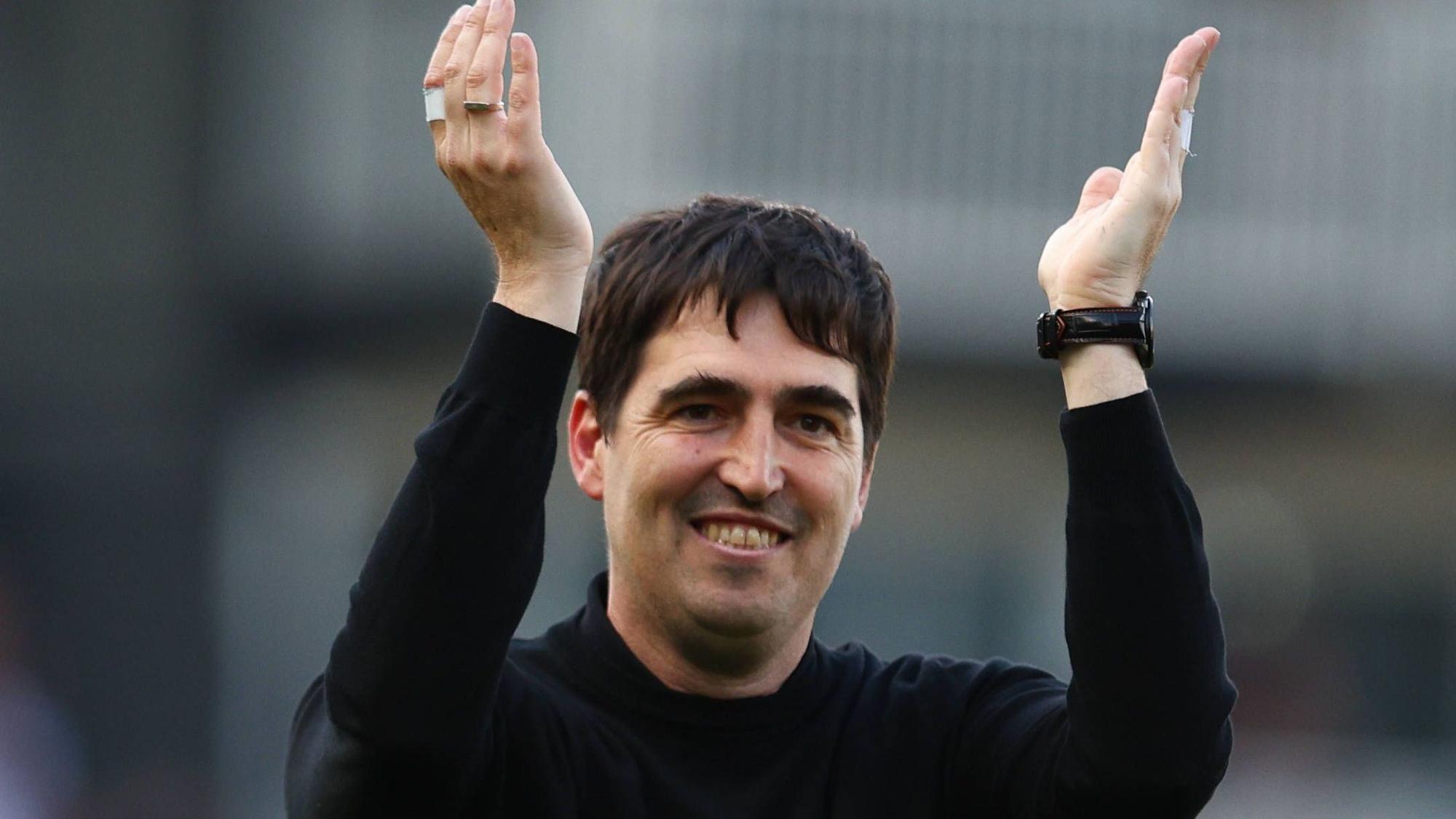Premier League: Fulham v AFC Bournemouth LONDON, UK - 9th May 2026: Head Coach of AFC Bournemouth Andoni Iraola applauds the fans after the Premier League match between Fulham FC and AFC Bournemouth at Craven Cottage London Craven Cottage England United Kingdom Copyright: xCraigxMercerx/xPeakxActionxPhotosx