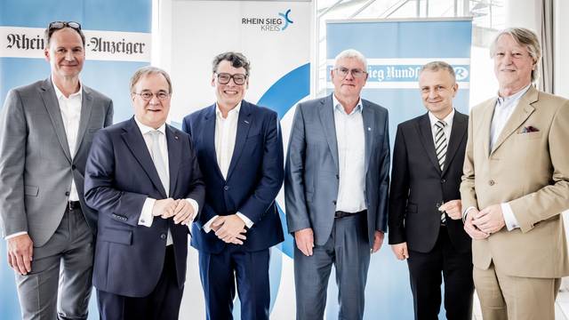Gruppenbild, sechs Männer im Anzug.