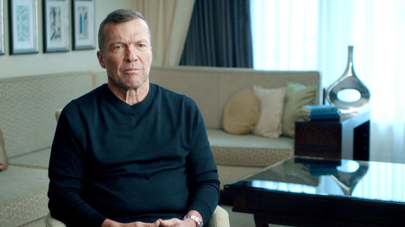 Lothar Matthäus war zum zweiten Mal nach 1990 WM-Kapitän der deutschen Nationalmannschaft. Er pflegte enge Verbindungen zur Boulevardpresse, was womöglich auch dazu beitrug, dass Unruhe im Teamquartier herrschte. 1996 zur erfolgreichen EM nach England nahm Bundestrainer Berti Vogts Matthäus nicht mit.  (Bild: NDR/ARD/BROADVIEW/Till Vielrose)