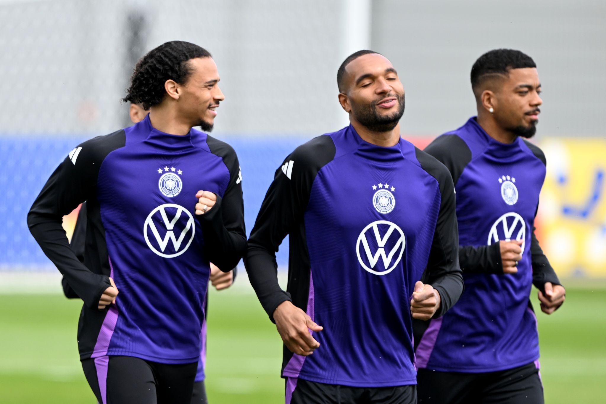 Leroy Sané (l) und Jonathan Tah (M)