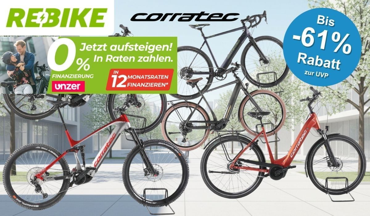 Mehrerer Corratec E-Bikes vor einem Hintergrund einer hell erstrahlenden Innenstadt mit Bäumen und Betonflächen. Zu sehen sind fünf Fahrräder in den Farben Weiß, Rot und Dunkelgrau – darunter City- und Trekkingräder sowie ein Fully-Mountainbike. Links oben die Logos von Rebike und Corratec.