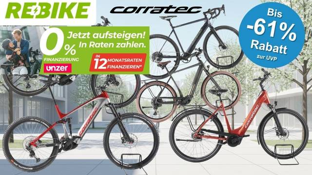 Mehrerer Corratec E-Bikes vor einem Hintergrund einer hell erstrahlenden Innenstadt mit Bäumen und Betonflächen. Zu sehen sind fünf Fahrräder in den Farben Weiß, Rot und Dunkelgrau – darunter City- und Trekkingräder sowie ein Fully-Mountainbike. Links oben die Logos von Rebike und Corratec.