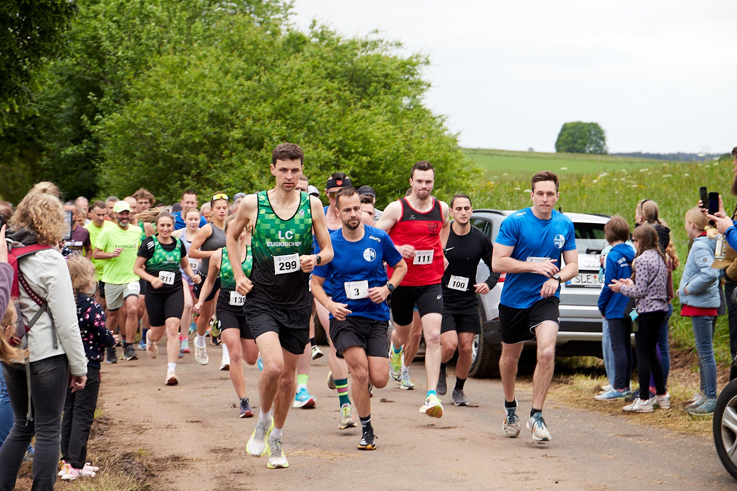Beim Eifel-Cup-Lauf „Rund um den Köchel“ in Marmagen ist direkt nach dem Start das Feld noch nah beisammen.