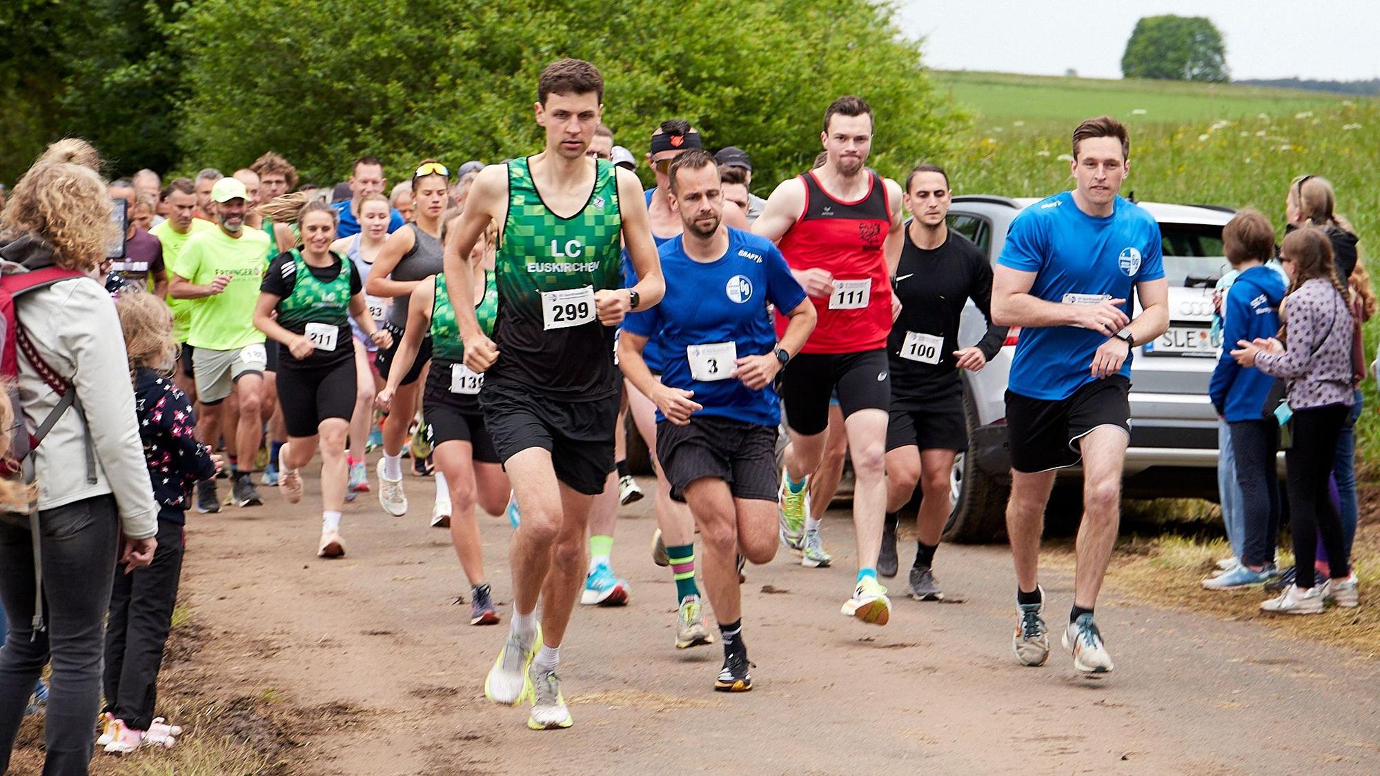 Beim Eifel-Cup-Lauf „Rund um den Köchel“ in Marmagen ist direkt nach dem Start das Feld noch nah beisammen.