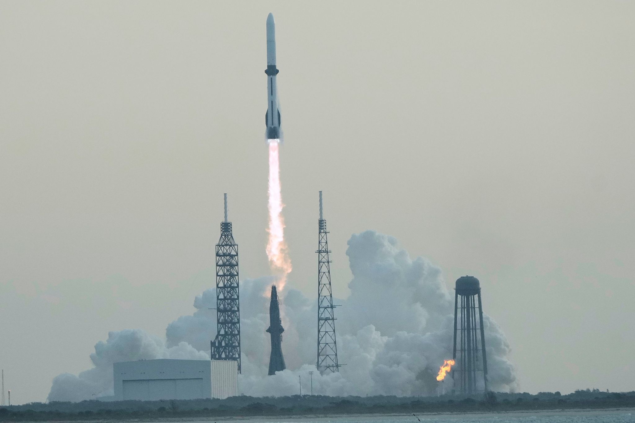 Blue Origin Rakete bringt Satelliten ins All