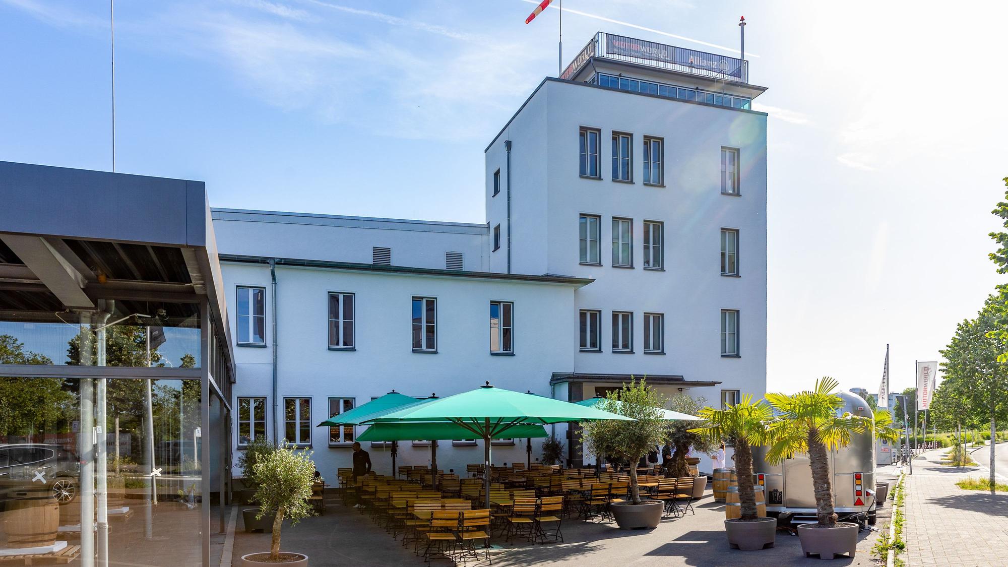 Das Restaurant hat auch einen Wintergarten und eine große Terrasse mit einem Foodtruck.