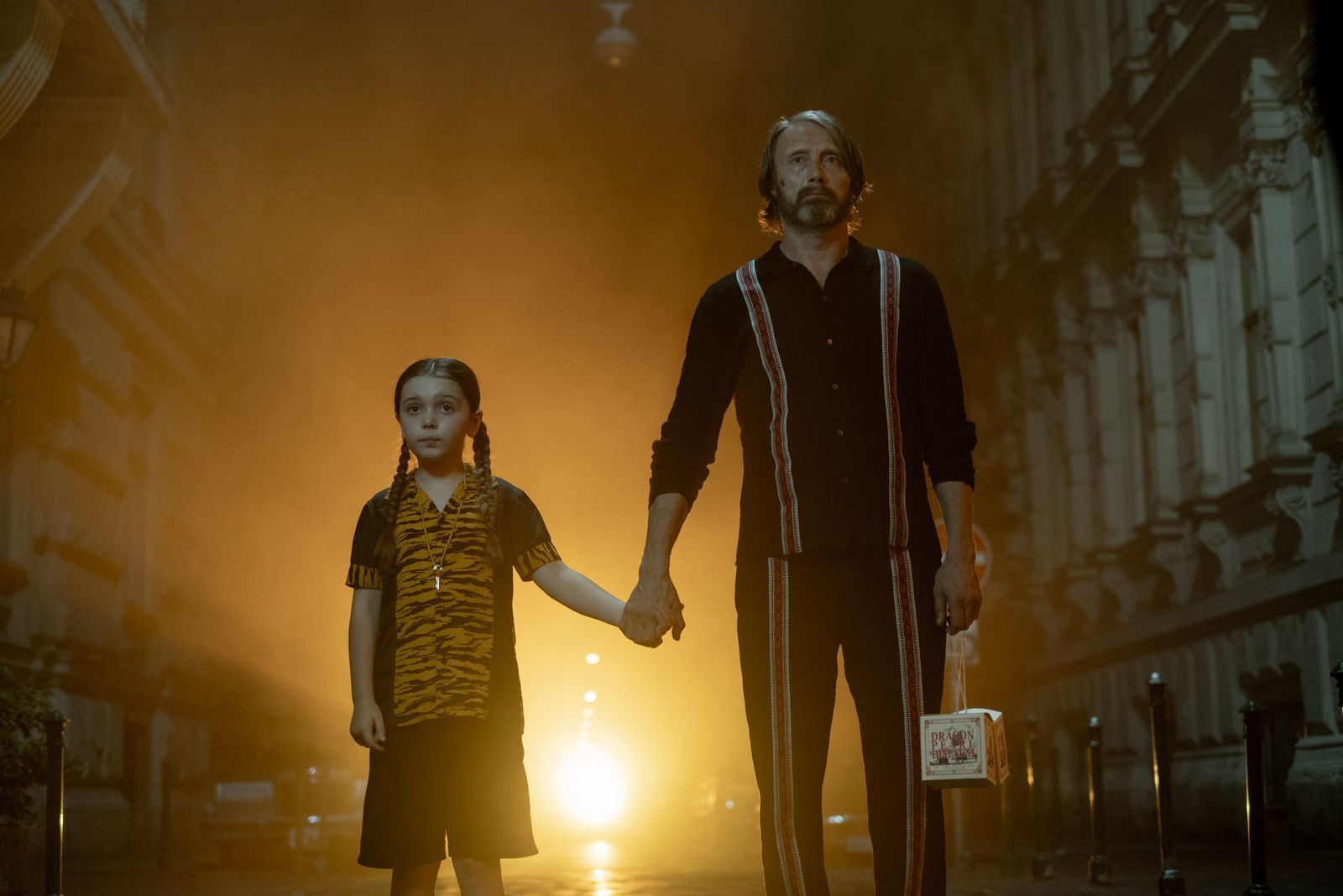 Die achtjährige Aurora (Sophie Sloan) engagiert ihren Nachbarn aus der Wohnung 5B (Mads Mikkelsen), damit der das Monster unter ihrem Bett tötet. (Bild: Leonine/Gabor Kotschy / Lionsgate Entert)