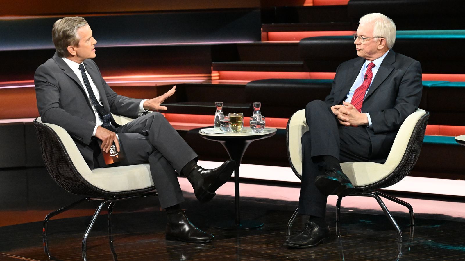 Was ist in der CDU los? Markus Lantz (links) stellte dem ehemaligen hessischen Ministerpräsidenten ROland Koch kritische Fragen. (Bild: ZDF / Cornelia Lehmann)
