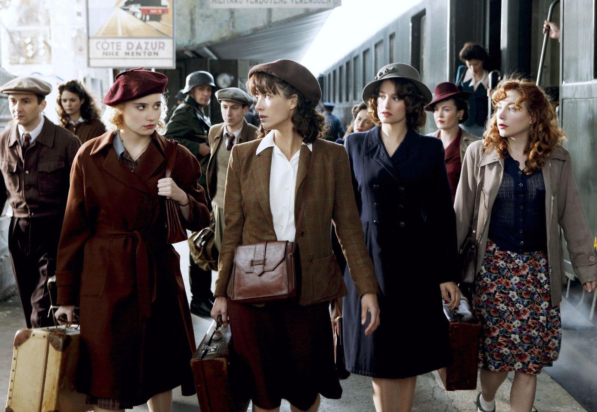 Vier Agentinnen wider Willen im Einsatz, von links: Gaëlle Lemenech (Déborah François), Louise Desfontaines (Sophie Marceau), Suzy Desprez (Marie Gillain) und Jeanne Faussier (Julie Dépardieu). (Bild: Bayerischer Rundfunk / ARD Degeto)