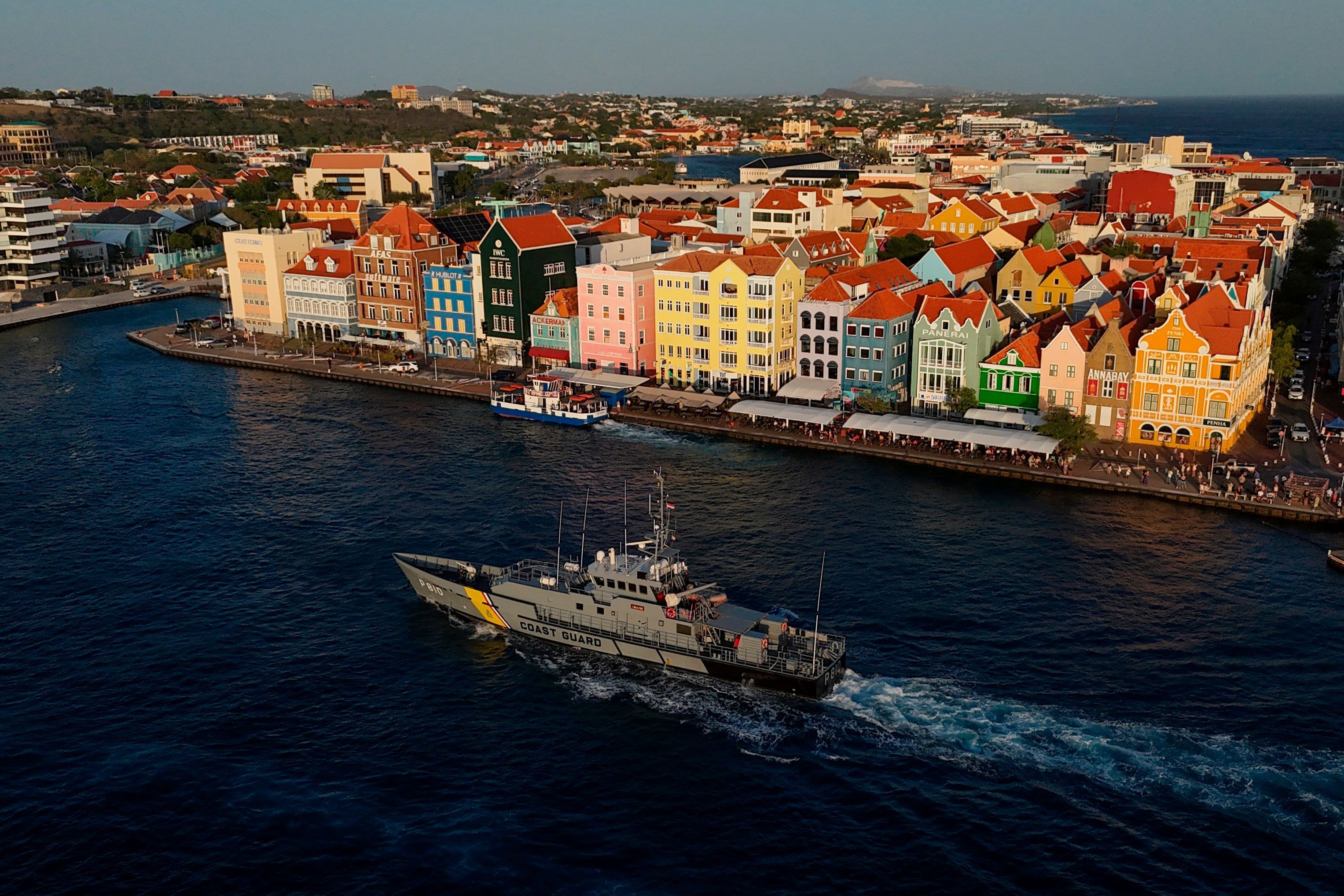 Curaçao, Willemstad: Ein Schiff der niederländisch-karibischen Küstenwache durchquert die St.-Anna-Bucht neben dem historischen Zentrum in Willemstad.