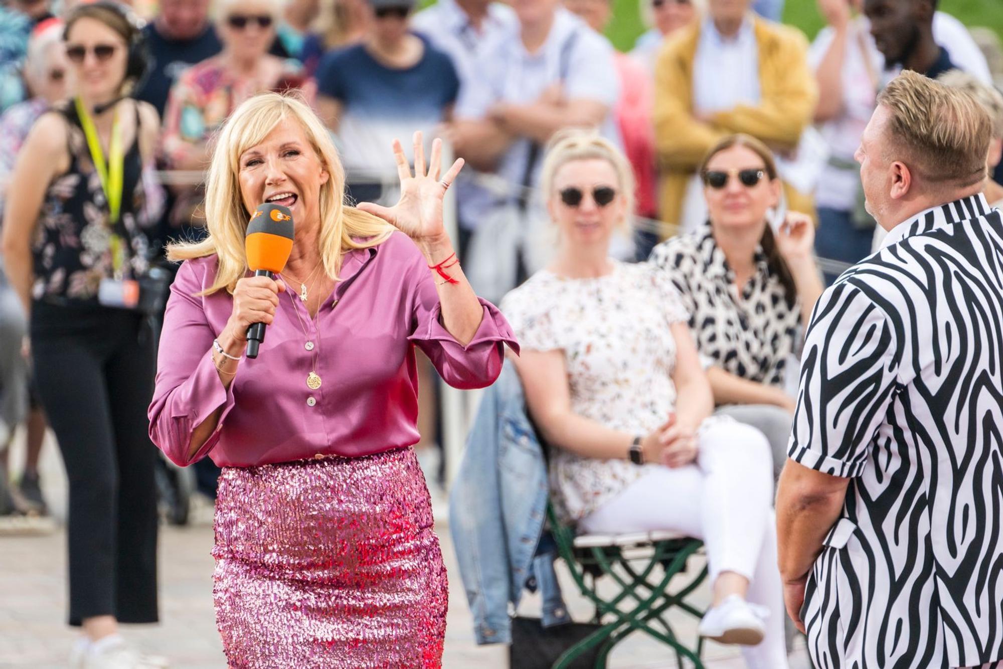 Andrea Kiewel moderiert sei 2000 den ZDF-Fernsehgarten. (Bild: 2024 Getty Images/Thomas Lohnes)