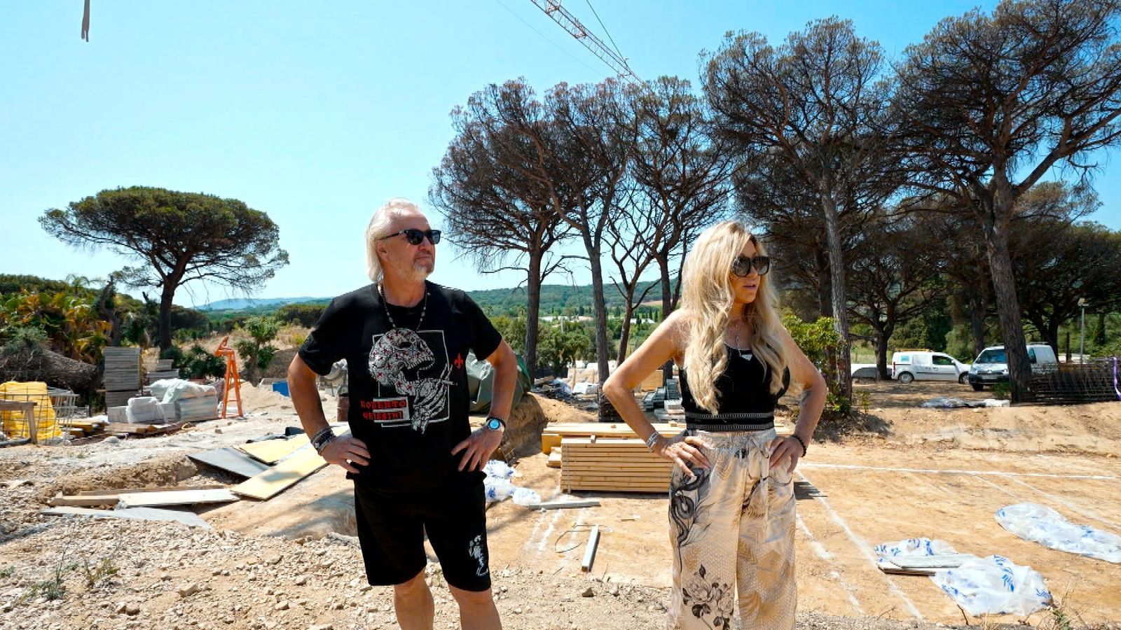 Robert und Carmen Geiss sind über den Baustillstand gefrustet. (Bild: RTLZWEI)