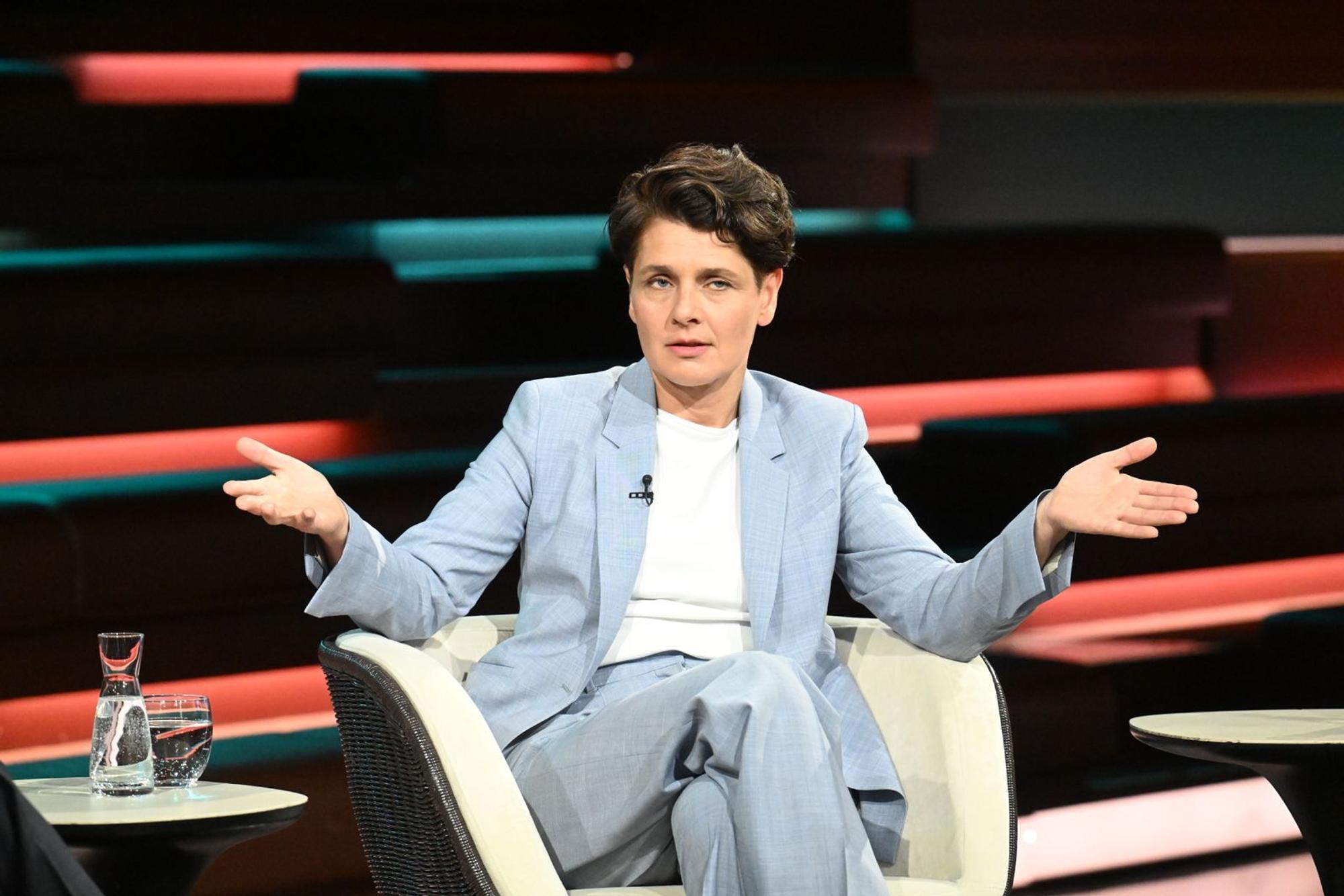 Anna Lehmann ließ Kochs Erklärung nicht gelten, die SPD habe eigentlich fast alles mitgemacht, was Merz wollte, so die Journalistin. (Bild: ZDF / Cornelia Lehmann)