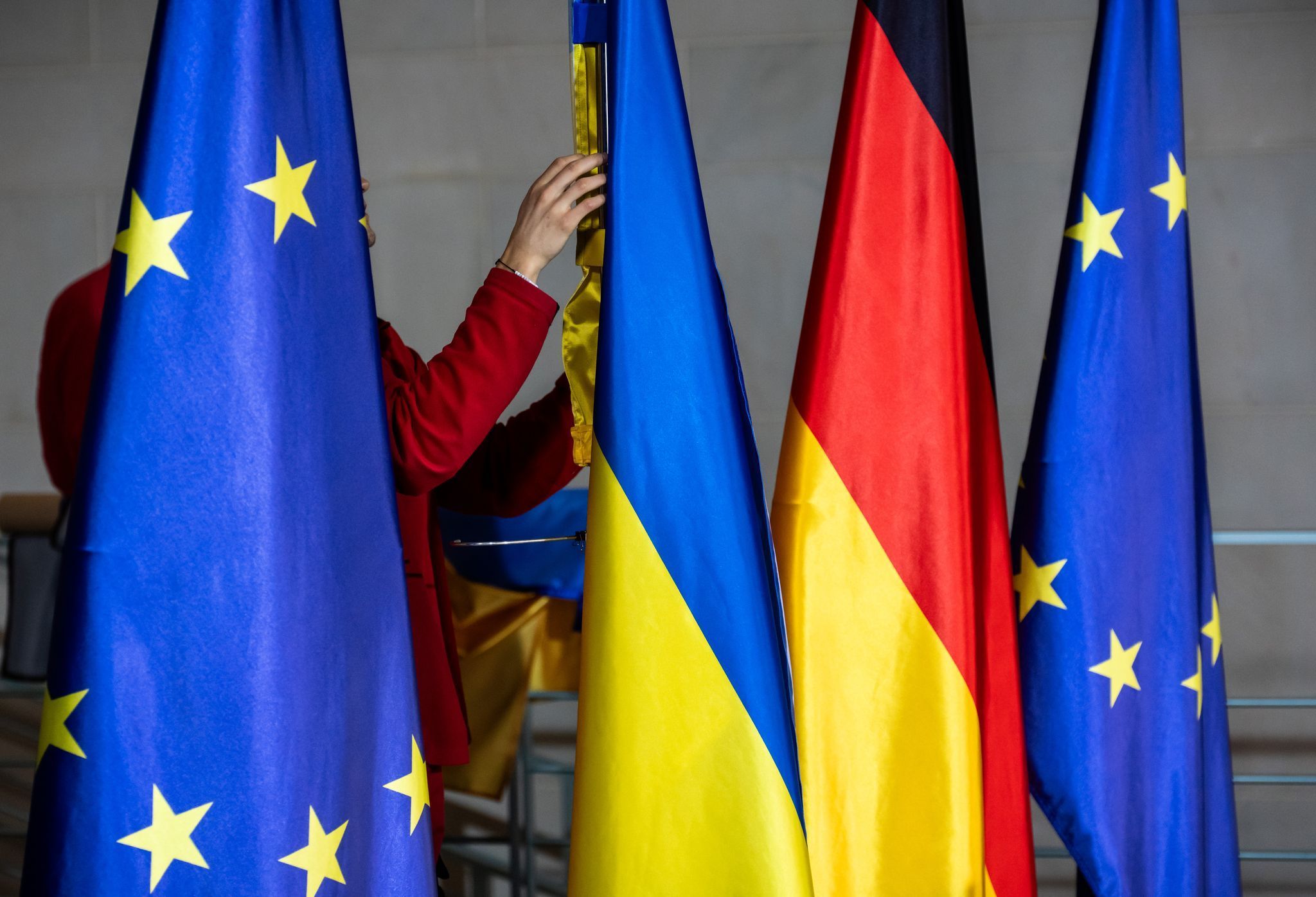 Flaggen der EU, der Ukraine und Deutschland