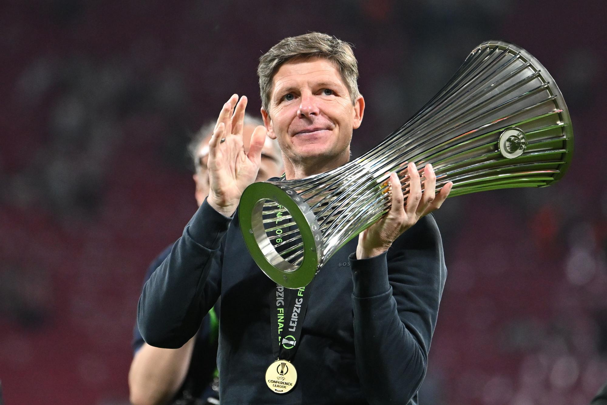27.05.2026, Sachsen, Leipzig: Fußball, Männer: UEFA Europa Conference League, Crystal Palace - Rayo Vallecano, K.o.-Runde, Finale, Red Bull Arena, Trainer Oliver Glasner (Crystal Palace) feiert mit der Trophäe nach dem Finale. (zu dpa: ««Alles gecancelt»: Glasner noch ohne neuen Job») Foto: Robert Michael/dpa +++ dpa-Bildfunk +++