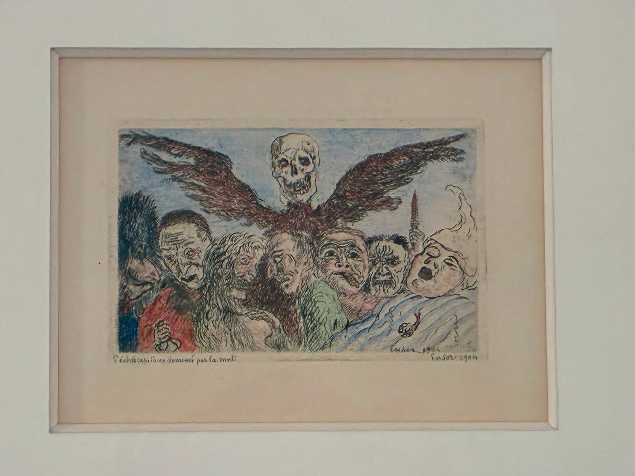 Ein Bild von Ensor zeigt die sieben Todsünden, die sich unter den Flügeln des Todes in der Darstellung eines Totenkopfes versammeln.