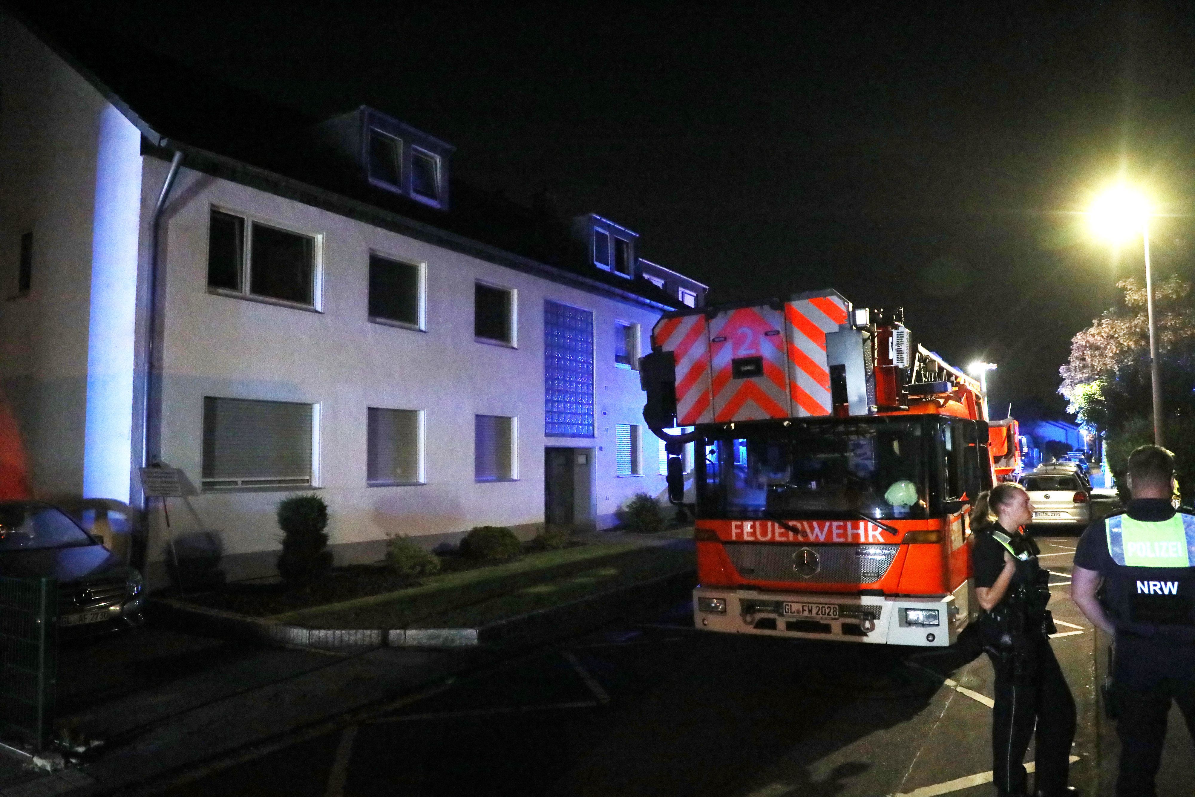 Eine Drehleiter steht vor einem Mehrfamilienhaus in Bergisch Gladbach-Lustheide.
