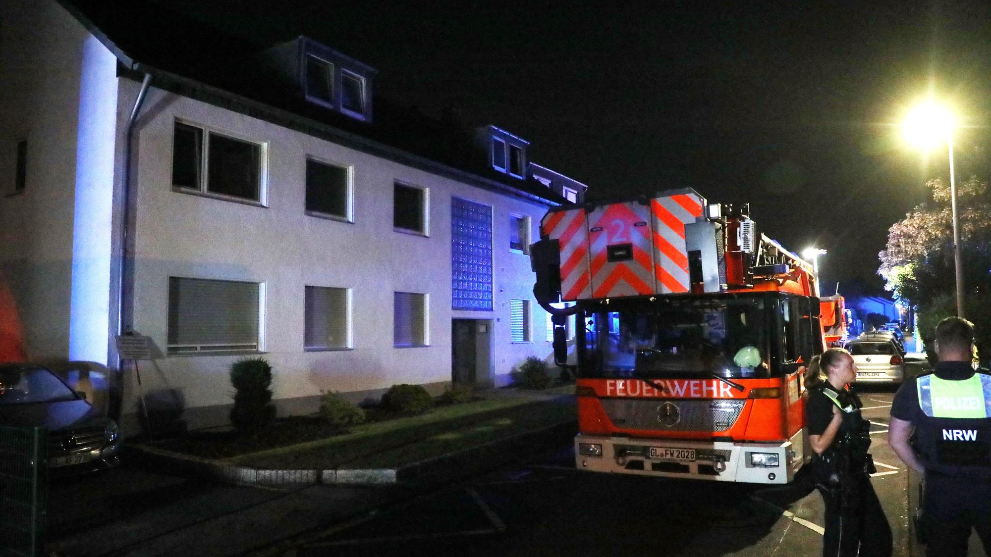 Eine Drehleiter steht vor einem Mehrfamilienhaus in Bergisch Gladbach-Lustheide.