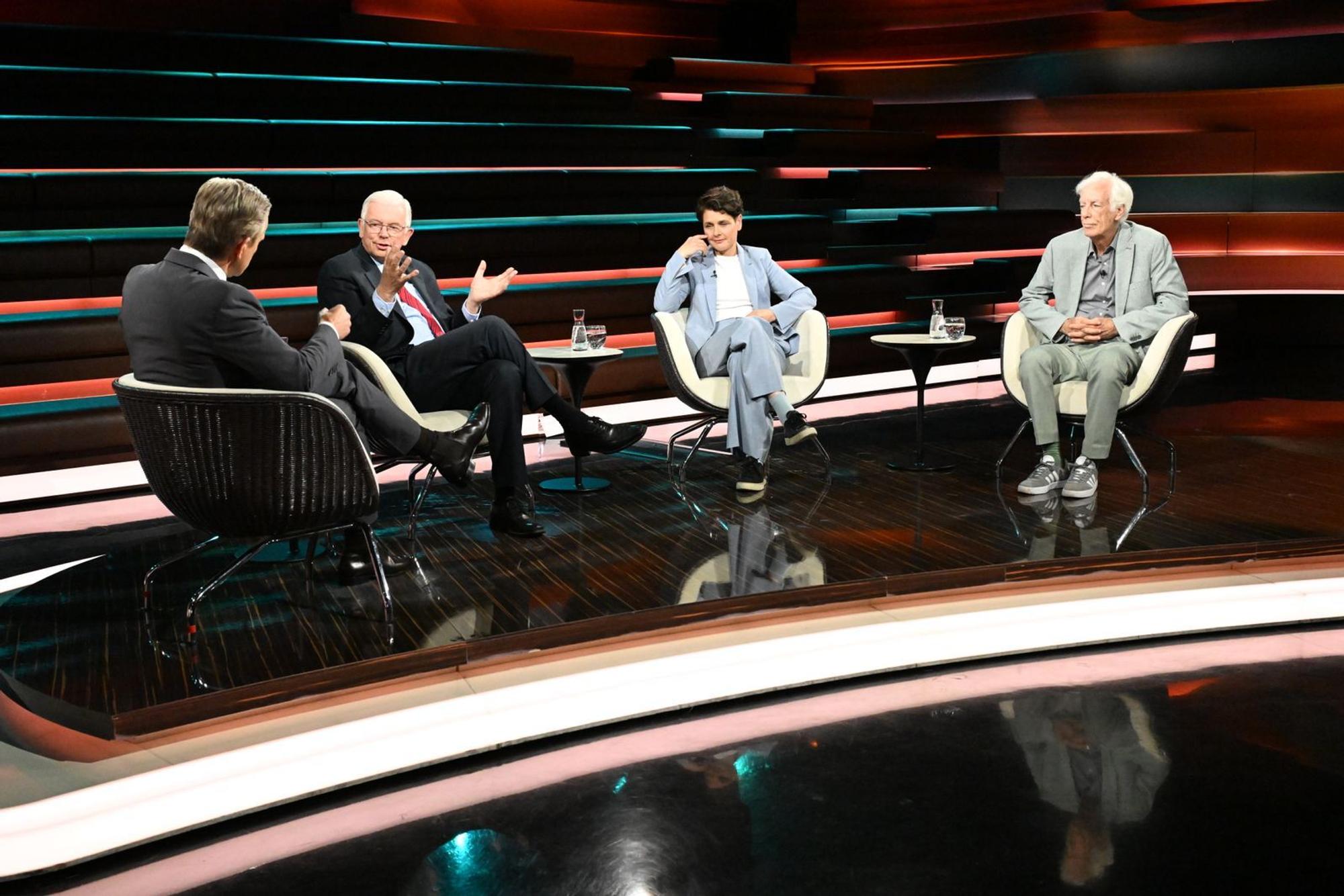 Markus Lanz (links) diskutierte am Donnerstagabend mit Ex-CDU-Ministerpräsident Roland Koch (zweiter von links), Journalistin Anna Lehmann (zweite von rechts) und dem israelischen Historiker Moshe Zimmermann. (Bild: ZDF / Cornelia Lehmann)